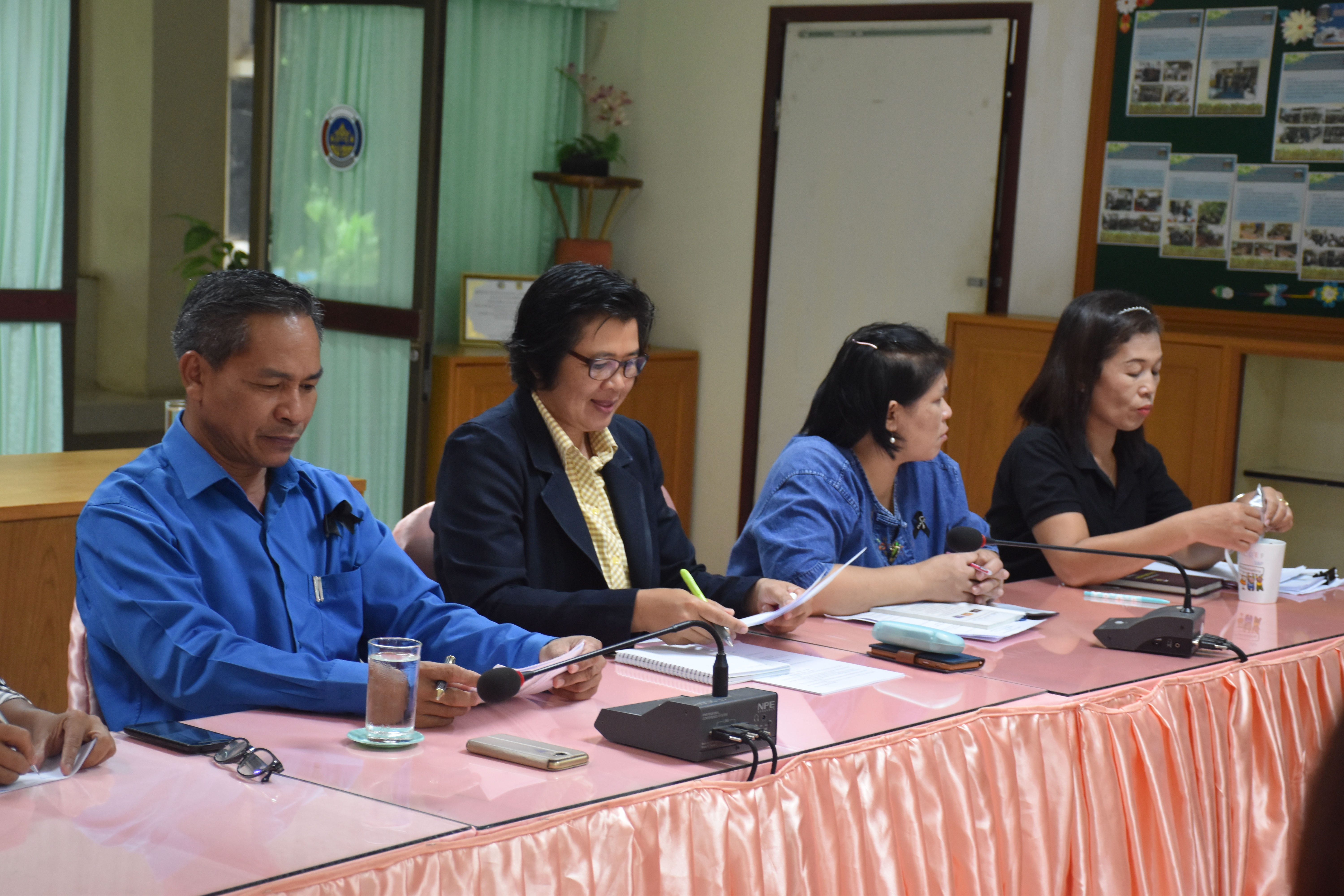 5 ตุลาคม 2560  นางบุญยิ่ง เทศน้อย พัฒนาการจังหวัดมหาสารคาม พร้อมด้วยหัวหน้ากลุ่ม หัวหน้าฝ่าย และเจ้าหน้าที่พัฒนาชุมชนจังหวัดมหาสารคาม ร่วมรับฟังการประชุม Video Conference กรมการพัฒนาชุมชน ครั้งที่ 9/2560