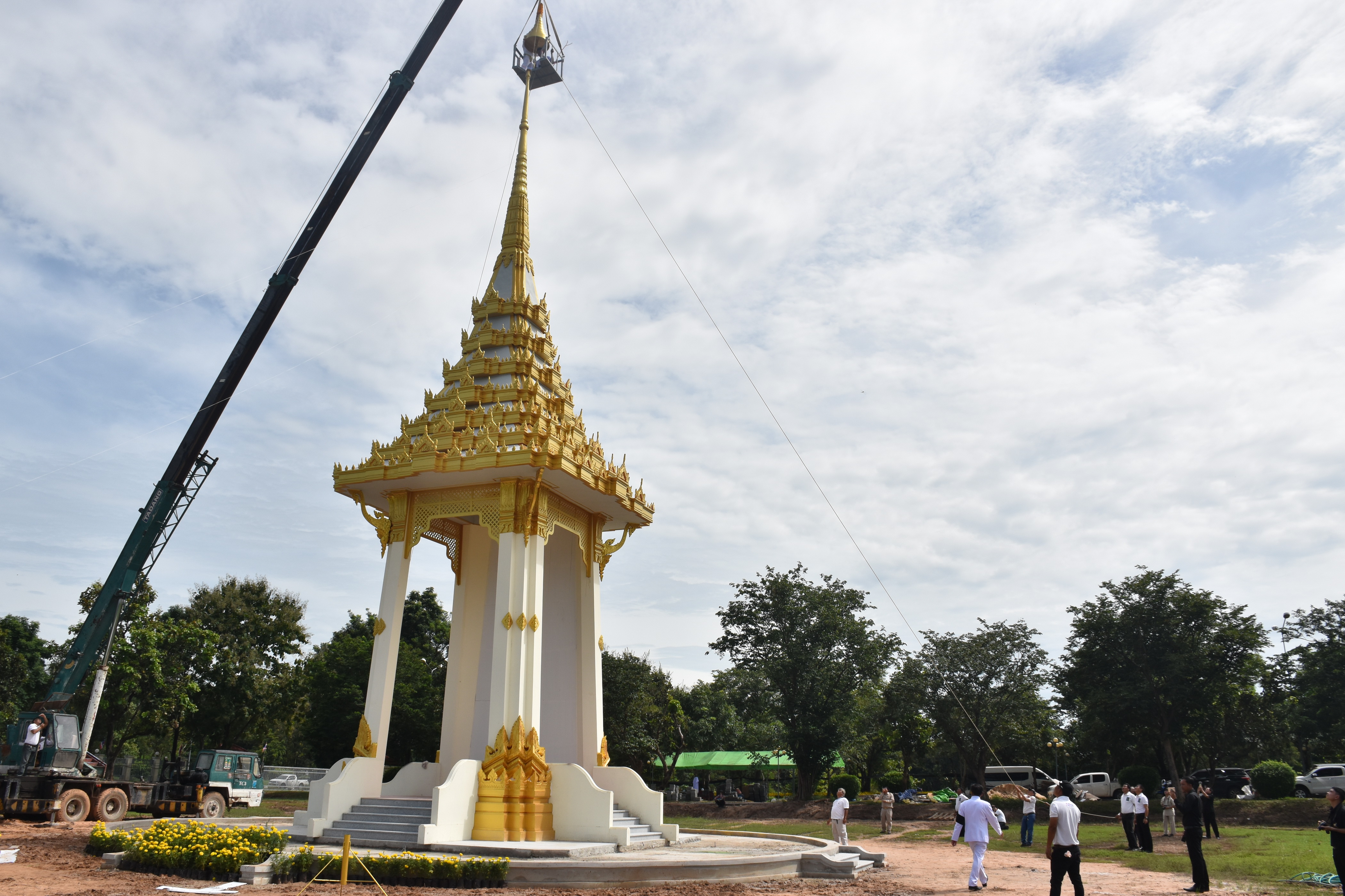9 ตุลาคม 2560 เวลา 09.39 น. พิธีอัญเชิญนพปฎลสุวรรณฉัตร (ฉัตรทอง 9 ชั้น) ขึ้นประดิษฐานบนพระเมรุมาศจำลอง ณ บริเวณสนามหน้าศาลากลางจังหวัดมหาสารคาม