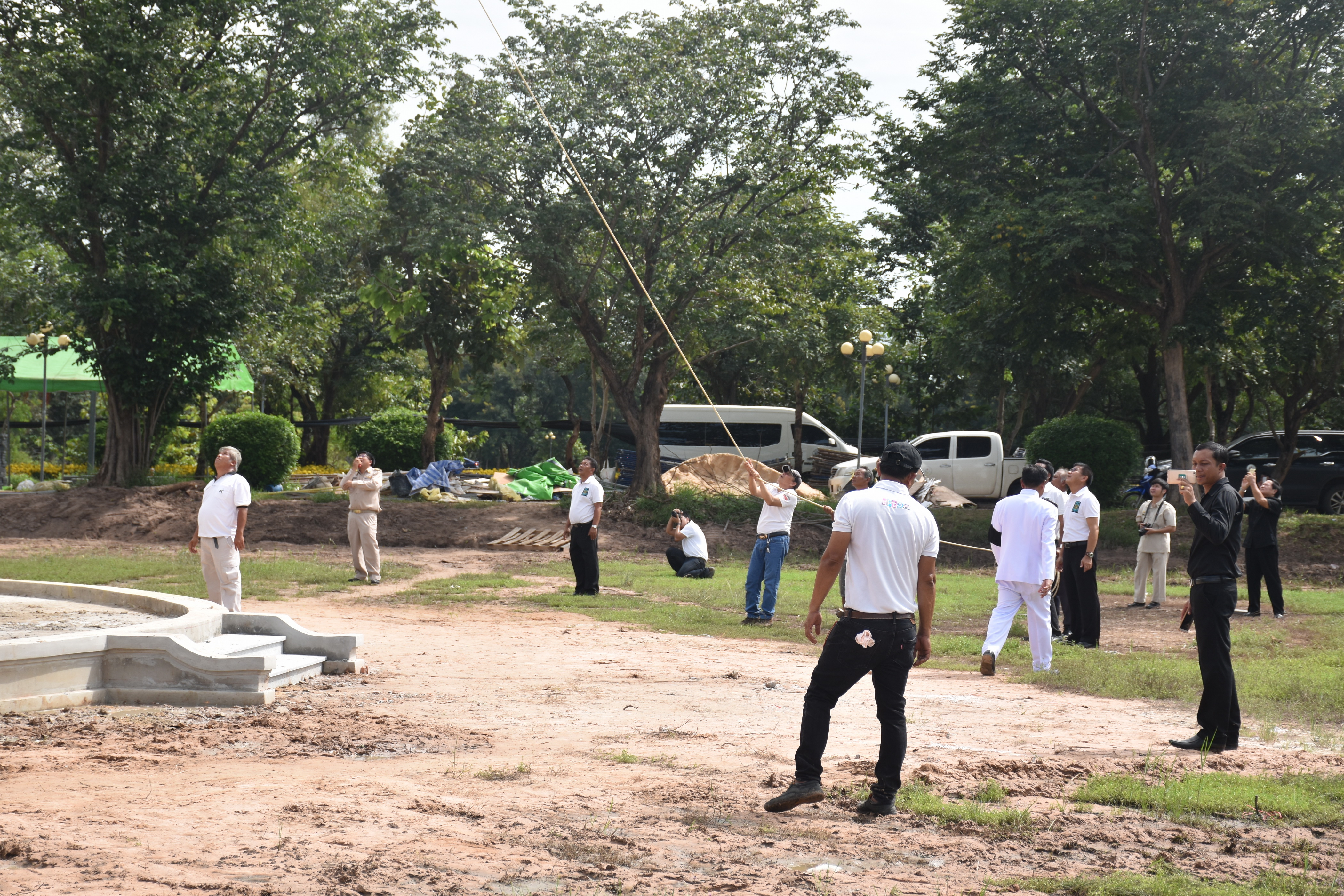9 ตุลาคม 2560 เวลา 09.39 น. พิธีอัญเชิญนพปฎลสุวรรณฉัตร (ฉัตรทอง 9 ชั้น) ขึ้นประดิษฐานบนพระเมรุมาศจำลอง ณ บริเวณสนามหน้าศาลากลางจังหวัดมหาสารคาม