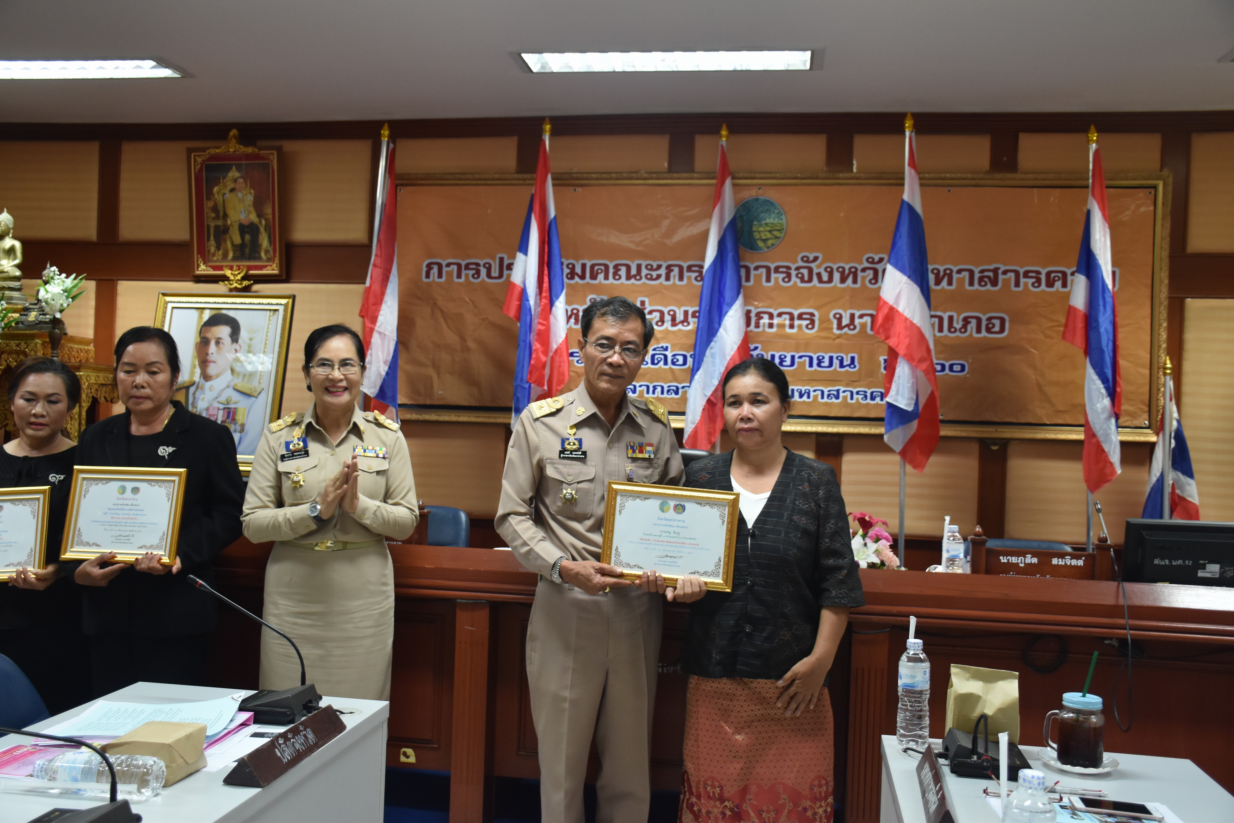 28 กันยายน 2560  นายเสน่ห์ นนทะโชติ ผู้ว่าราชการจังหวัดมหาสารคาม เป็นประธานการประชุมคณะกรมการจังหวัดมหาสารคาม หัวหน้าส่วนราชการ นายอำเภอ ประจำเดือนกันยายน