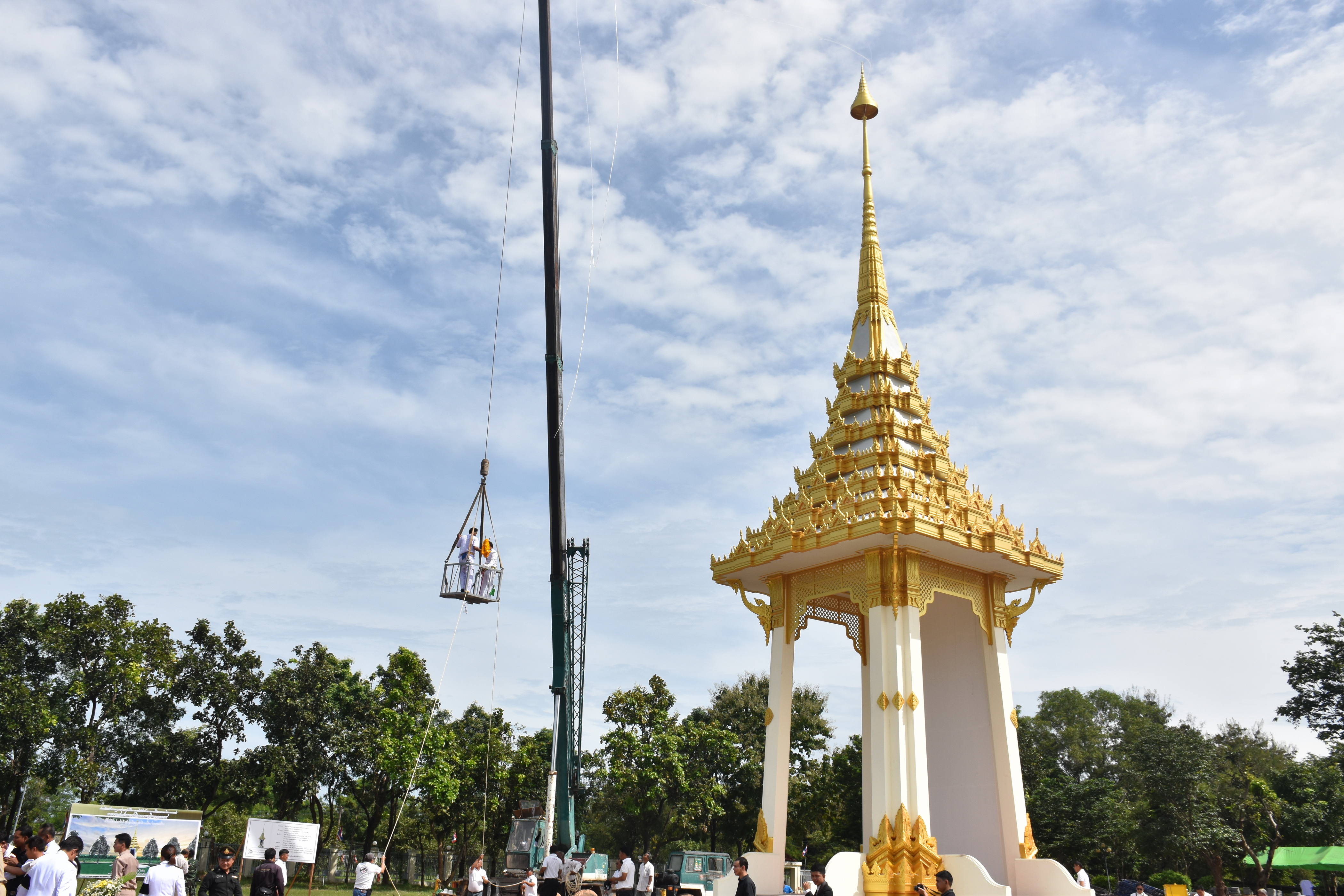 9 ตุลาคม 2560 เวลา 09.39 น. พิธีอัญเชิญนพปฎลสุวรรณฉัตร (ฉัตรทอง 9 ชั้น) ขึ้นประดิษฐานบนพระเมรุมาศจำลอง ณ บริเวณสนามหน้าศาลากลางจังหวัดมหาสารคาม