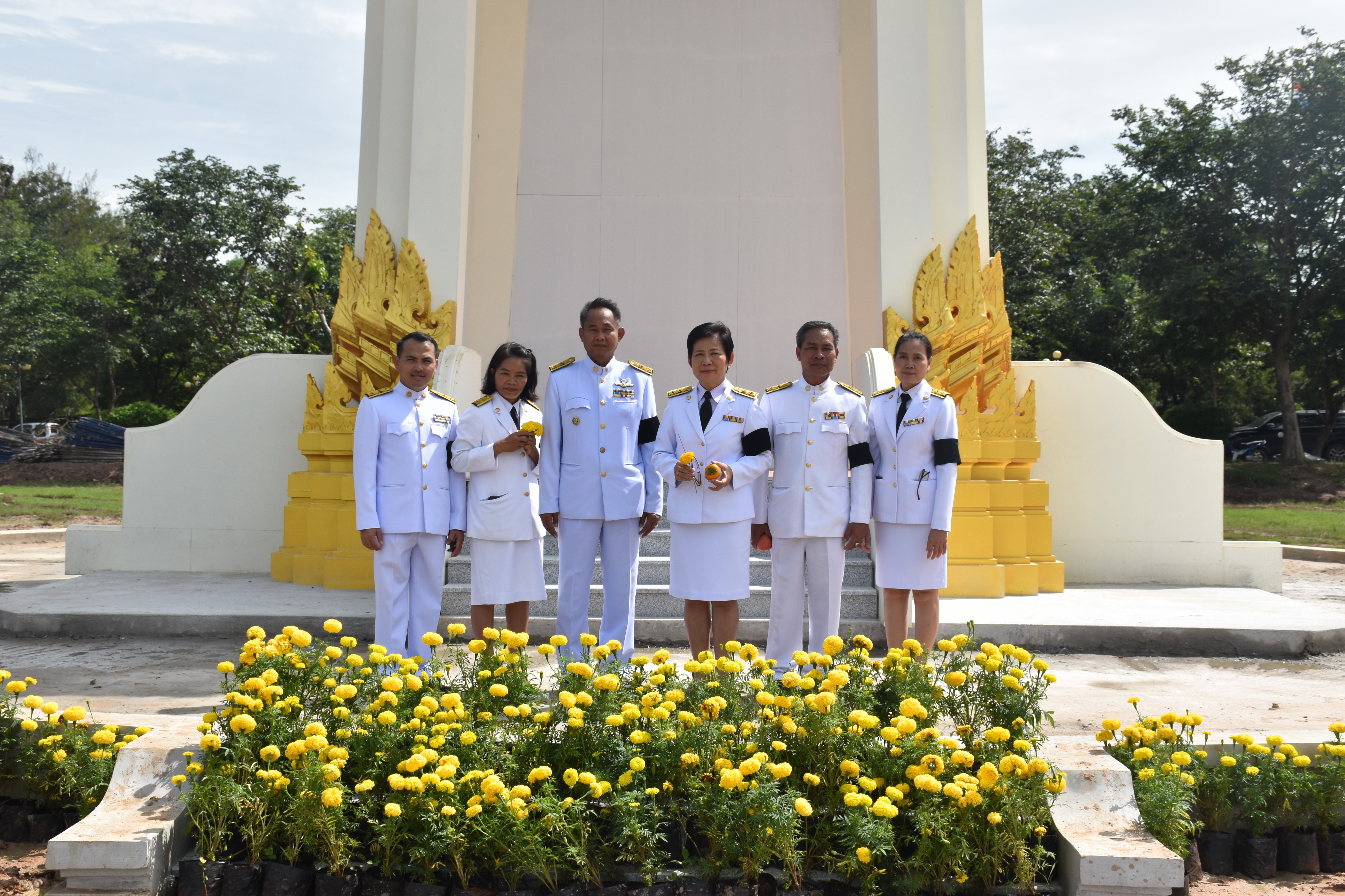 9 ตุลาคม 2560 เวลา 09.39 น. พิธีอัญเชิญนพปฎลสุวรรณฉัตร (ฉัตรทอง 9 ชั้น) ขึ้นประดิษฐานบนพระเมรุมาศจำลอง ณ บริเวณสนามหน้าศาลากลางจังหวัดมหาสารคาม