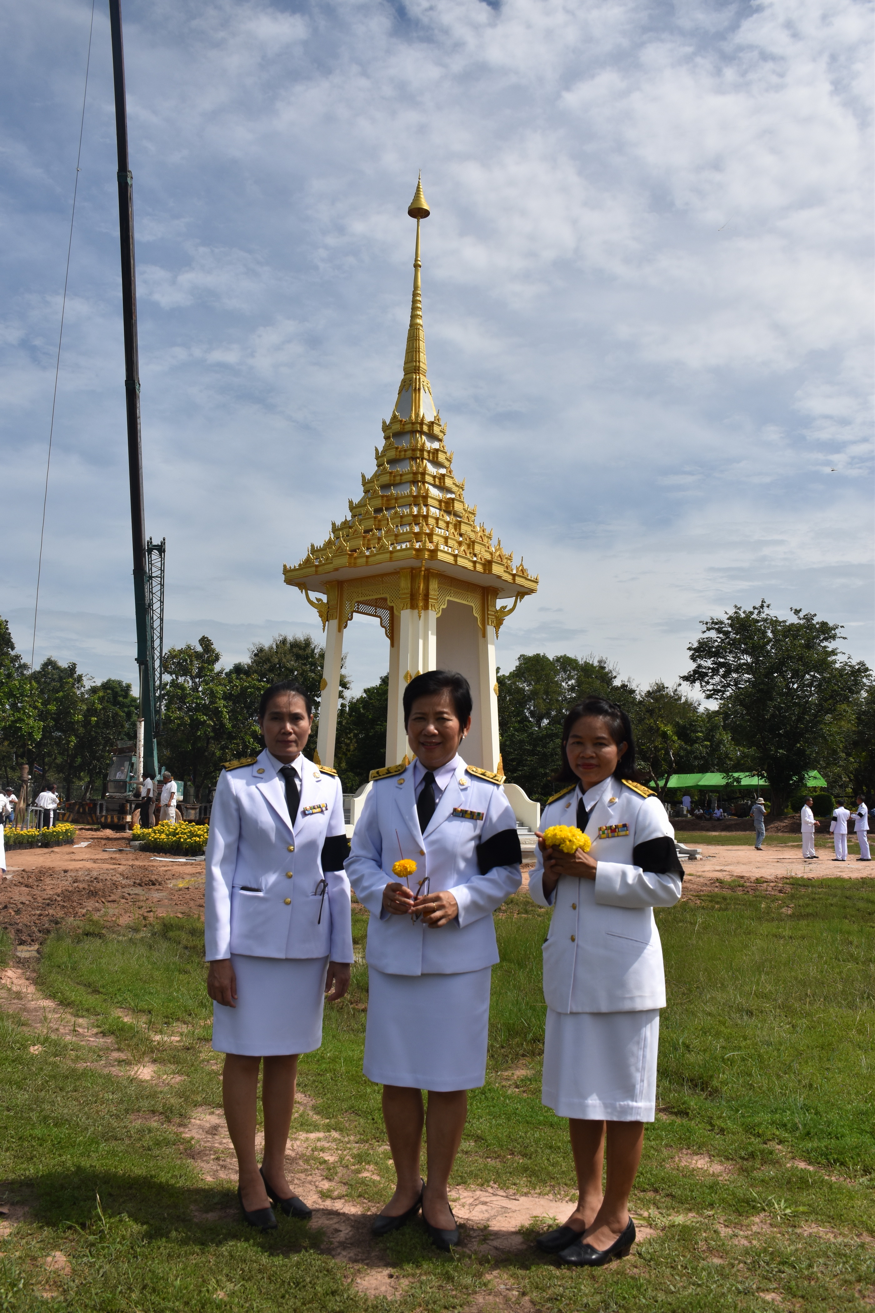 9 ตุลาคม 2560 เวลา 09.39 น. พิธีอัญเชิญนพปฎลสุวรรณฉัตร (ฉัตรทอง 9 ชั้น) ขึ้นประดิษฐานบนพระเมรุมาศจำลอง ณ บริเวณสนามหน้าศาลากลางจังหวัดมหาสารคาม