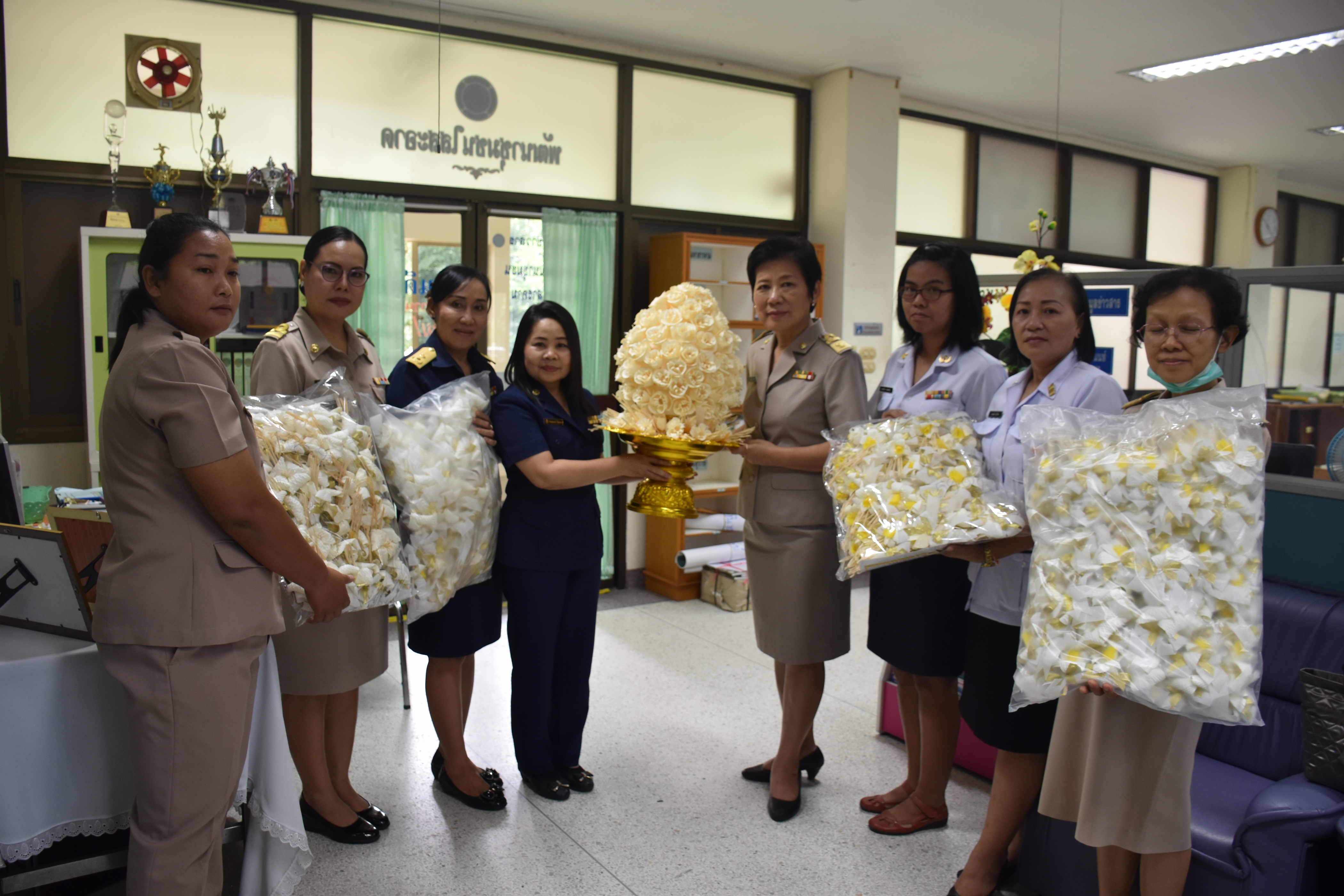 9 ตุลาคม 2560  นางบุญยิ่ง เทศน้อย พัฒนาการจังหวัดมหาสารคาม รับมอบดอกไม้จันทน์จากสำนักงานสรรพสามิตพื้นที่มหาสารคาม จำนวน 199 ดอก