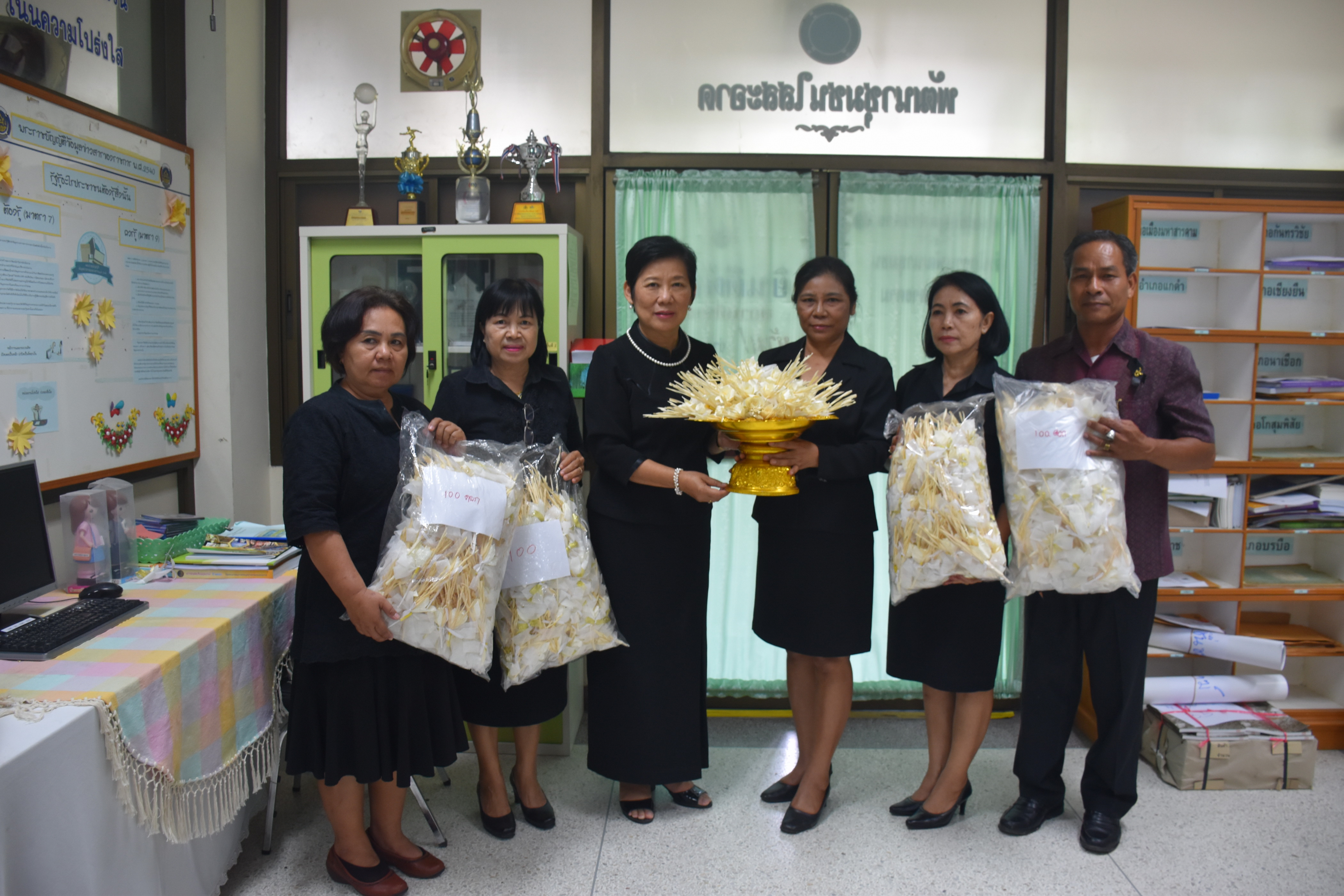 10 ตุลาคม 2560  นางบุญยิ่ง เทศน้อย พัฒนาการจังหวัดมหาสารคาม รับมอบดอกไม้จันทน์จากสำนักงานพาณิชย์จังหวัดมหาสารคามและโรงเรียนเทศบาลบูรพาพิทยาคาร  Copy