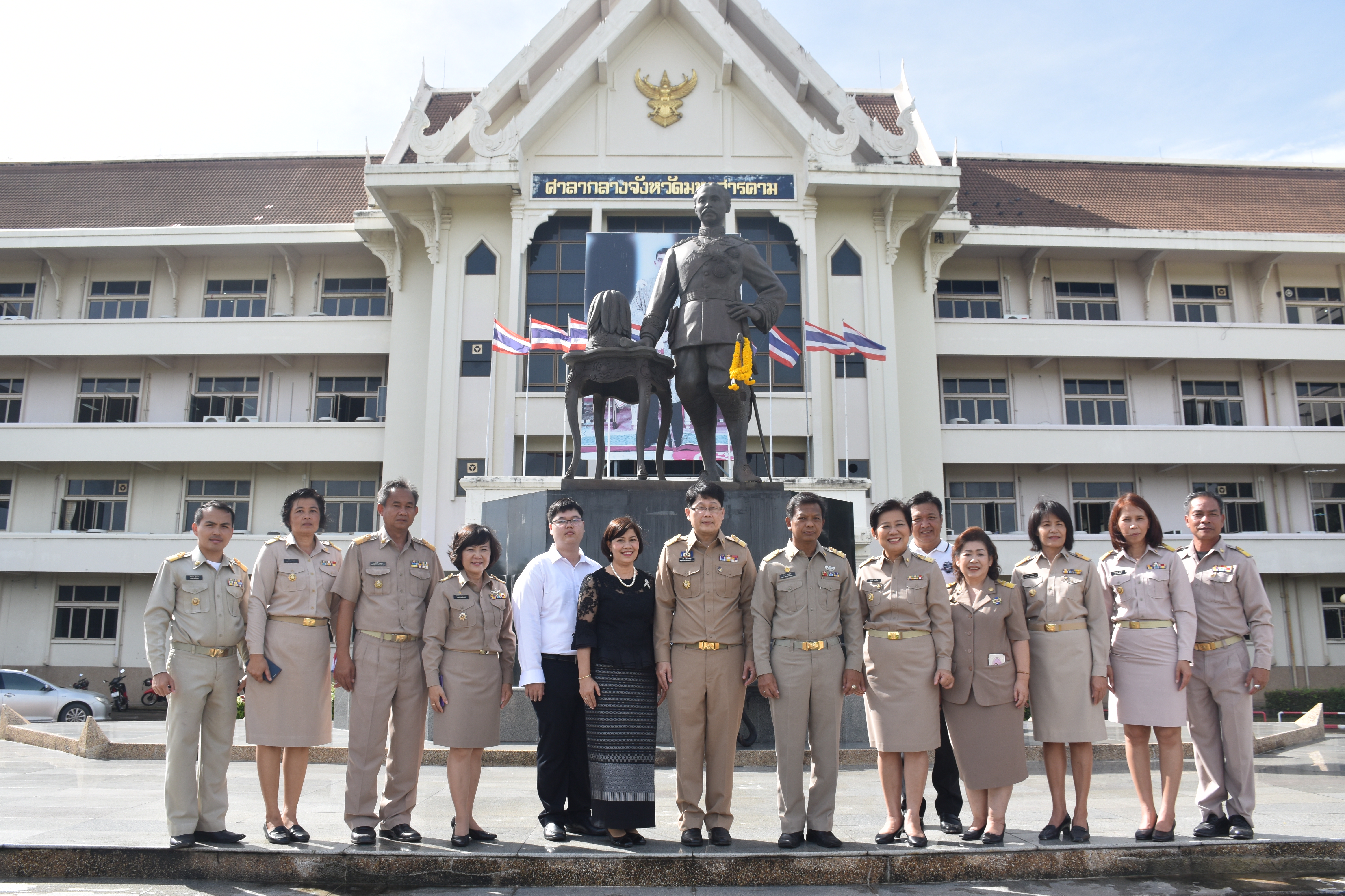 2 ตุลาคม 2560  นางบุญยิ่ง เทศน้อย พัฒนาการจังหวัดมหาสารคาม กราบสักการะสิ่งศักดิ์สิทธิ์ประจำจังหวัดมหาสารคาม เนื่องในโอกาสย้ายมาดำรงตำแหน่งพัฒนาการจังหวัดมหาสารคาม