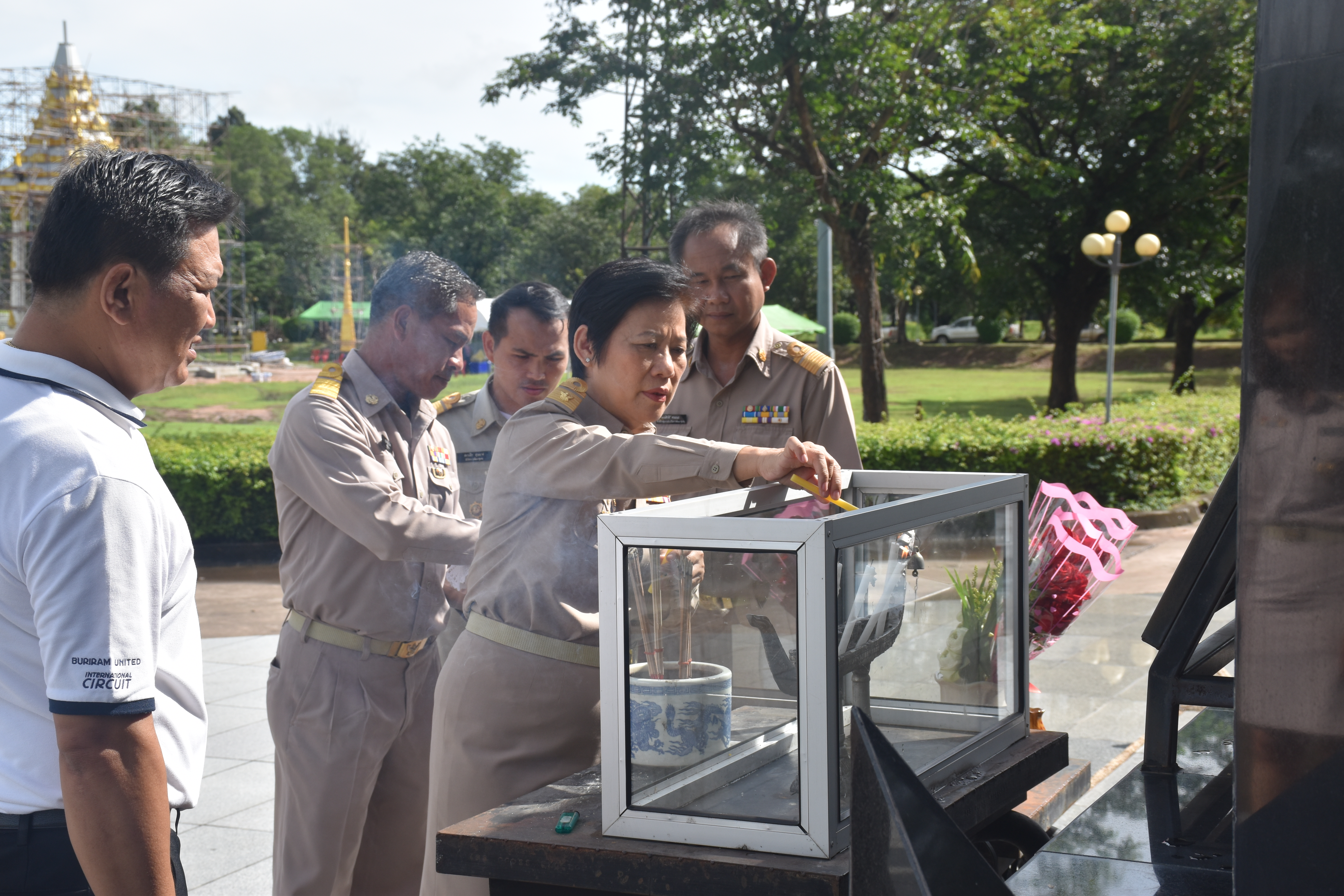2 ตุลาคม 2560  นางบุญยิ่ง เทศน้อย พัฒนาการจังหวัดมหาสารคาม กราบสักการะสิ่งศักดิ์สิทธิ์ประจำจังหวัดมหาสารคาม เนื่องในโอกาสย้ายมาดำรงตำแหน่งพัฒนาการจังหวัดมหาสารคาม