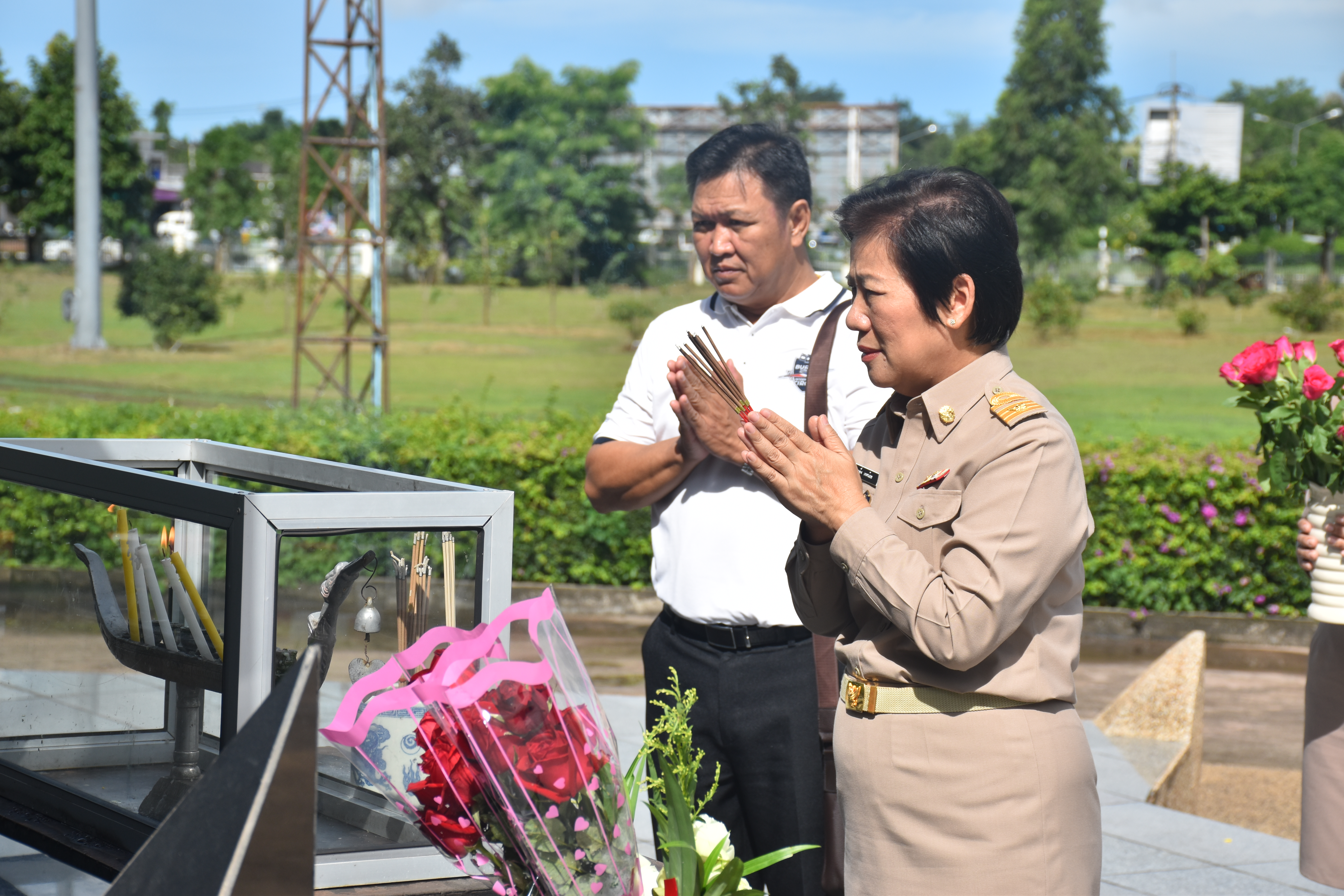 2 ตุลาคม 2560  นางบุญยิ่ง เทศน้อย พัฒนาการจังหวัดมหาสารคาม กราบสักการะสิ่งศักดิ์สิทธิ์ประจำจังหวัดมหาสารคาม เนื่องในโอกาสย้ายมาดำรงตำแหน่งพัฒนาการจังหวัดมหาสารคาม