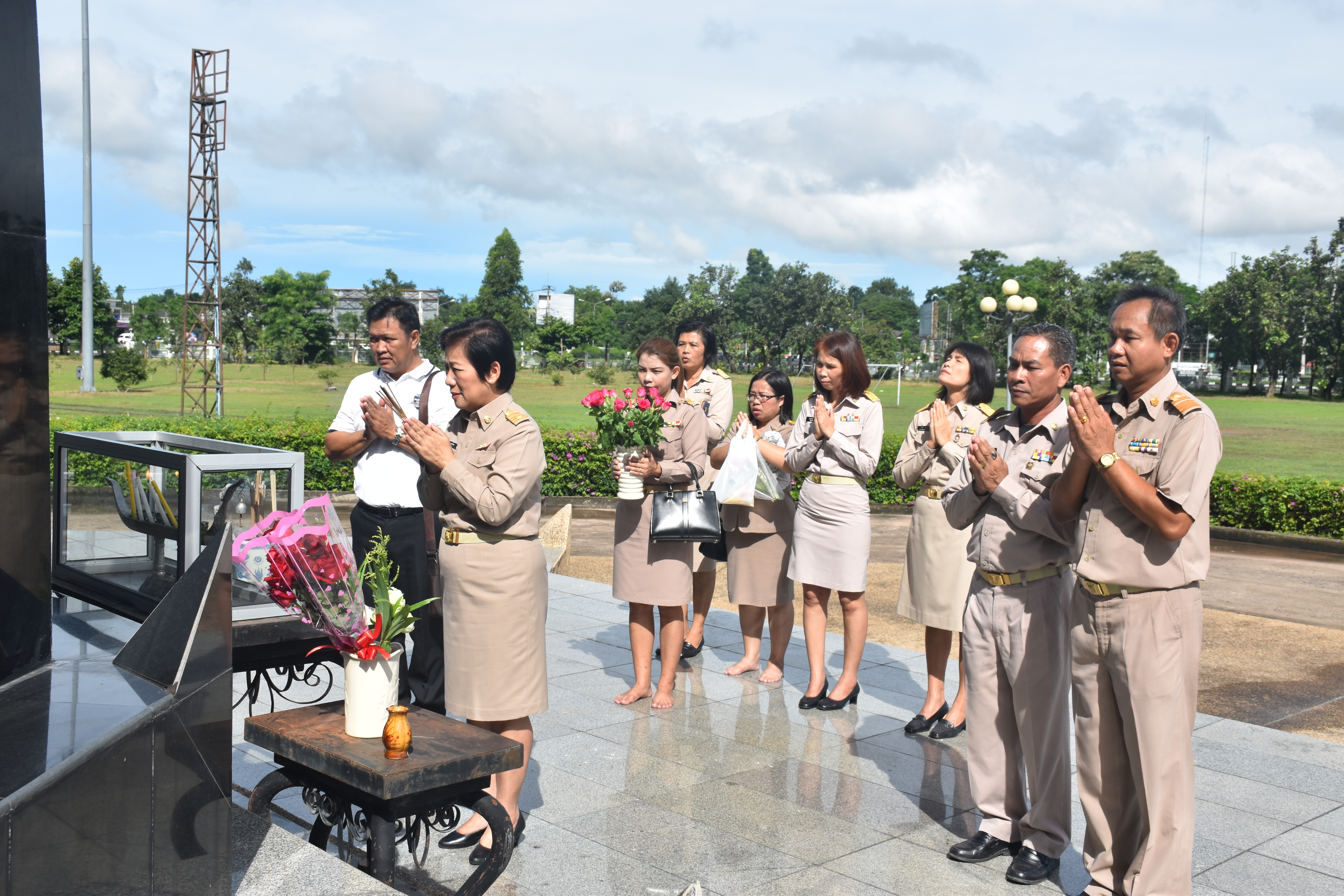 2 ตุลาคม 2560  นางบุญยิ่ง เทศน้อย พัฒนาการจังหวัดมหาสารคาม กราบสักการะสิ่งศักดิ์สิทธิ์ประจำจังหวัดมหาสารคาม เนื่องในโอกาสย้ายมาดำรงตำแหน่งพัฒนาการจังหวัดมหาสารคาม