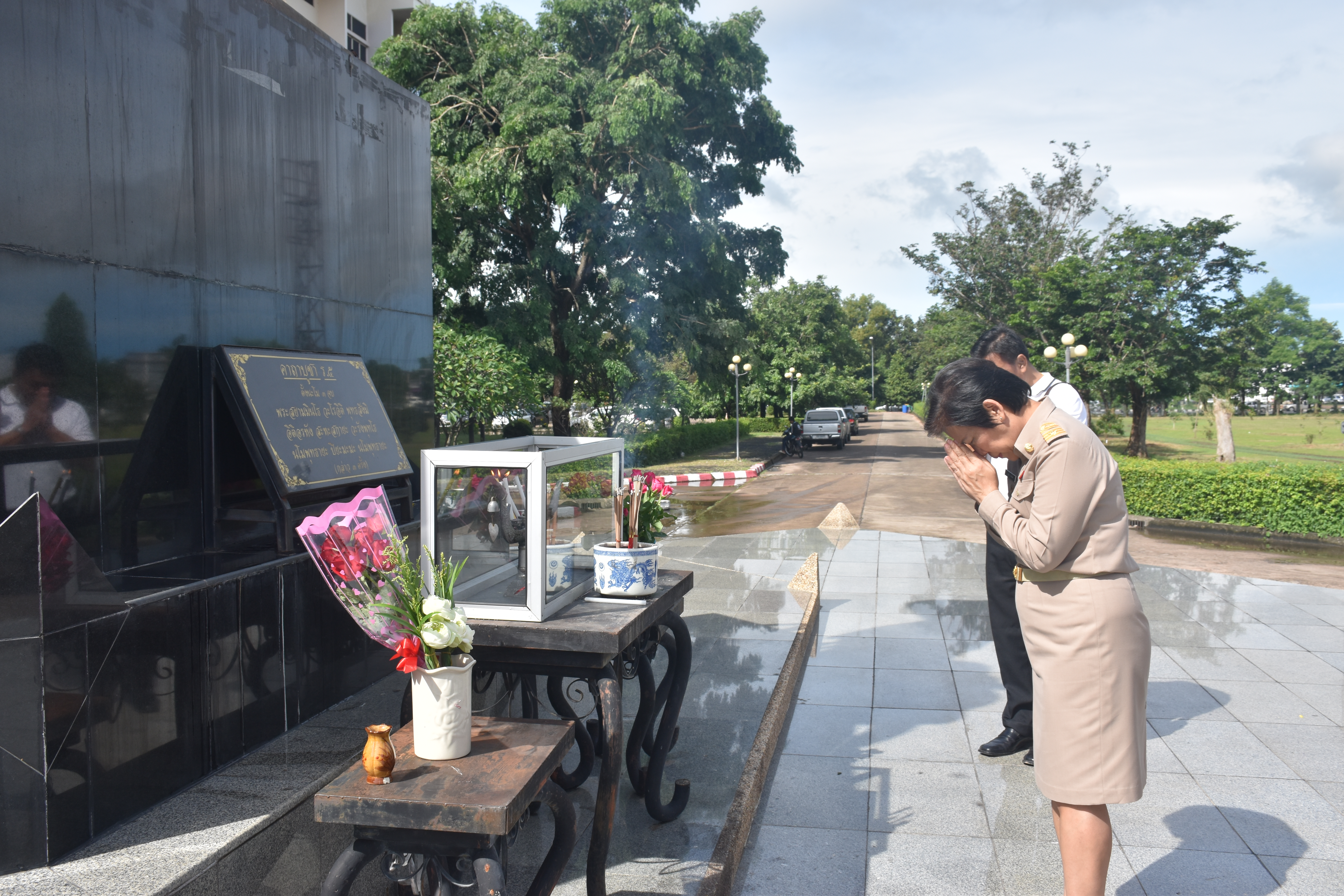 2 ตุลาคม 2560  นางบุญยิ่ง เทศน้อย พัฒนาการจังหวัดมหาสารคาม กราบสักการะสิ่งศักดิ์สิทธิ์ประจำจังหวัดมหาสารคาม เนื่องในโอกาสย้ายมาดำรงตำแหน่งพัฒนาการจังหวัดมหาสารคาม