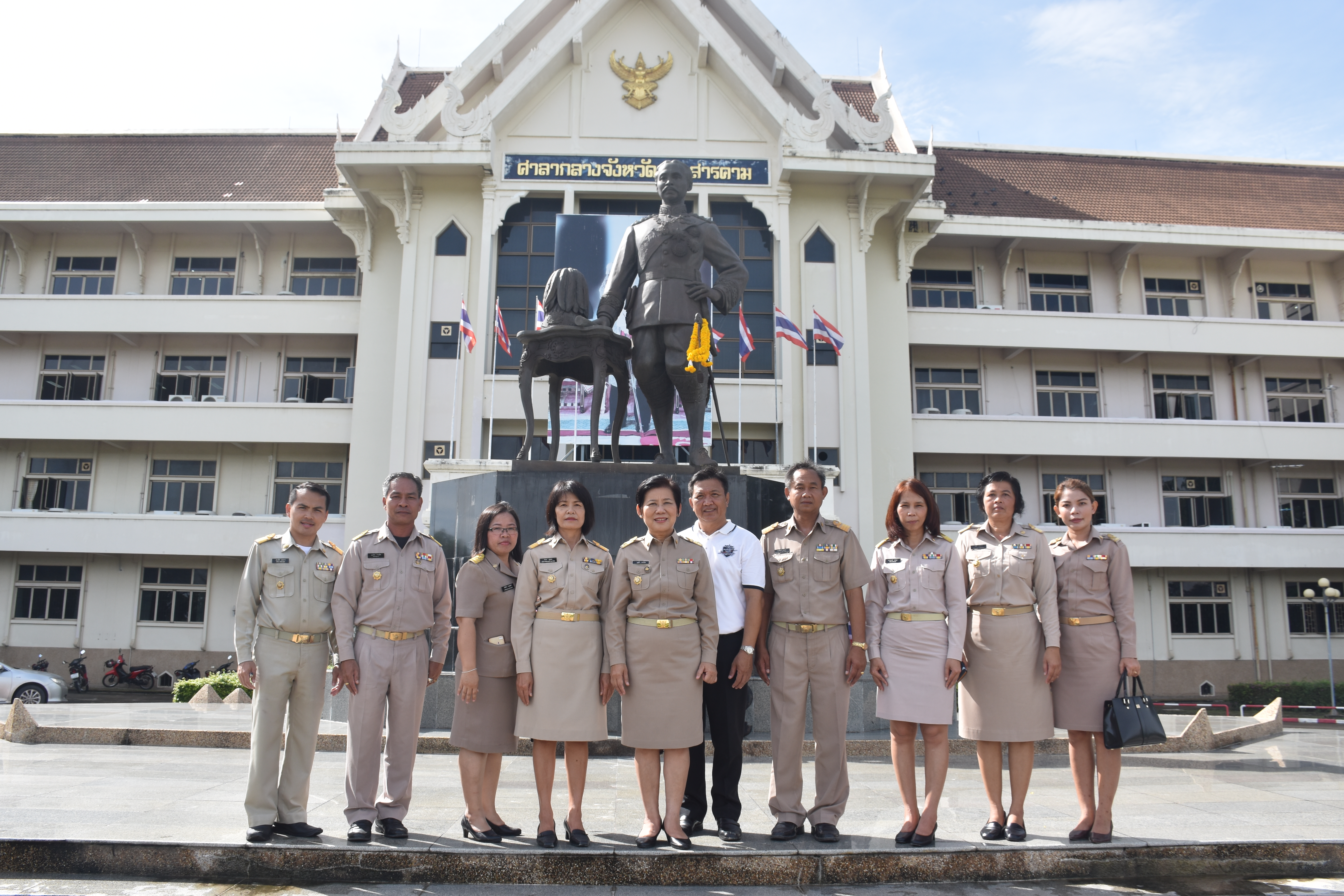 2 ตุลาคม 2560  นางบุญยิ่ง เทศน้อย พัฒนาการจังหวัดมหาสารคาม กราบสักการะสิ่งศักดิ์สิทธิ์ประจำจังหวัดมหาสารคาม เนื่องในโอกาสย้ายมาดำรงตำแหน่งพัฒนาการจังหวัดมหาสารคาม