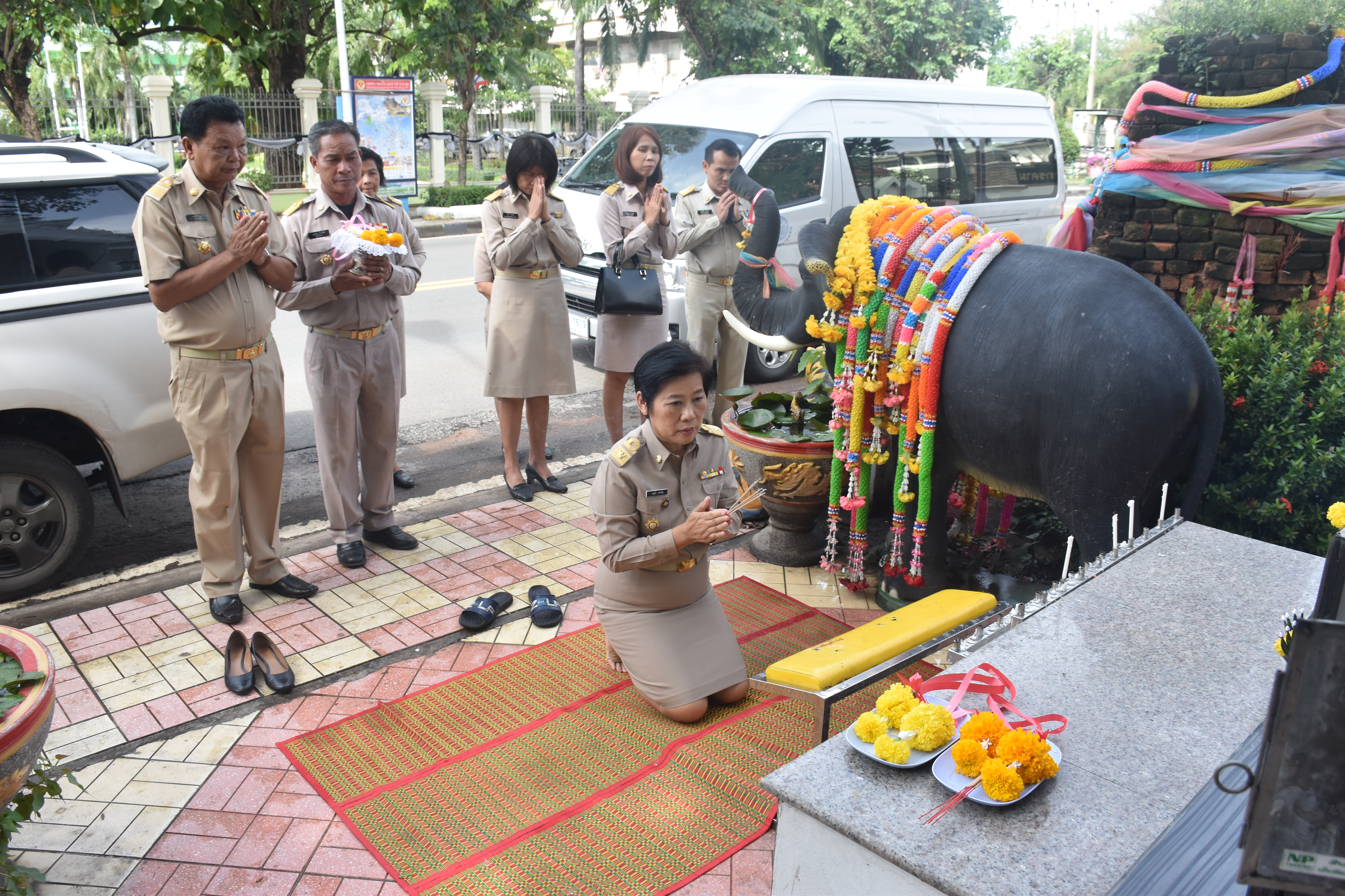 2 ตุลาคม 2560  นางบุญยิ่ง เทศน้อย พัฒนาการจังหวัดมหาสารคาม กราบสักการะสิ่งศักดิ์สิทธิ์ประจำจังหวัดมหาสารคาม เนื่องในโอกาสย้ายมาดำรงตำแหน่งพัฒนาการจังหวัดมหาสารคาม