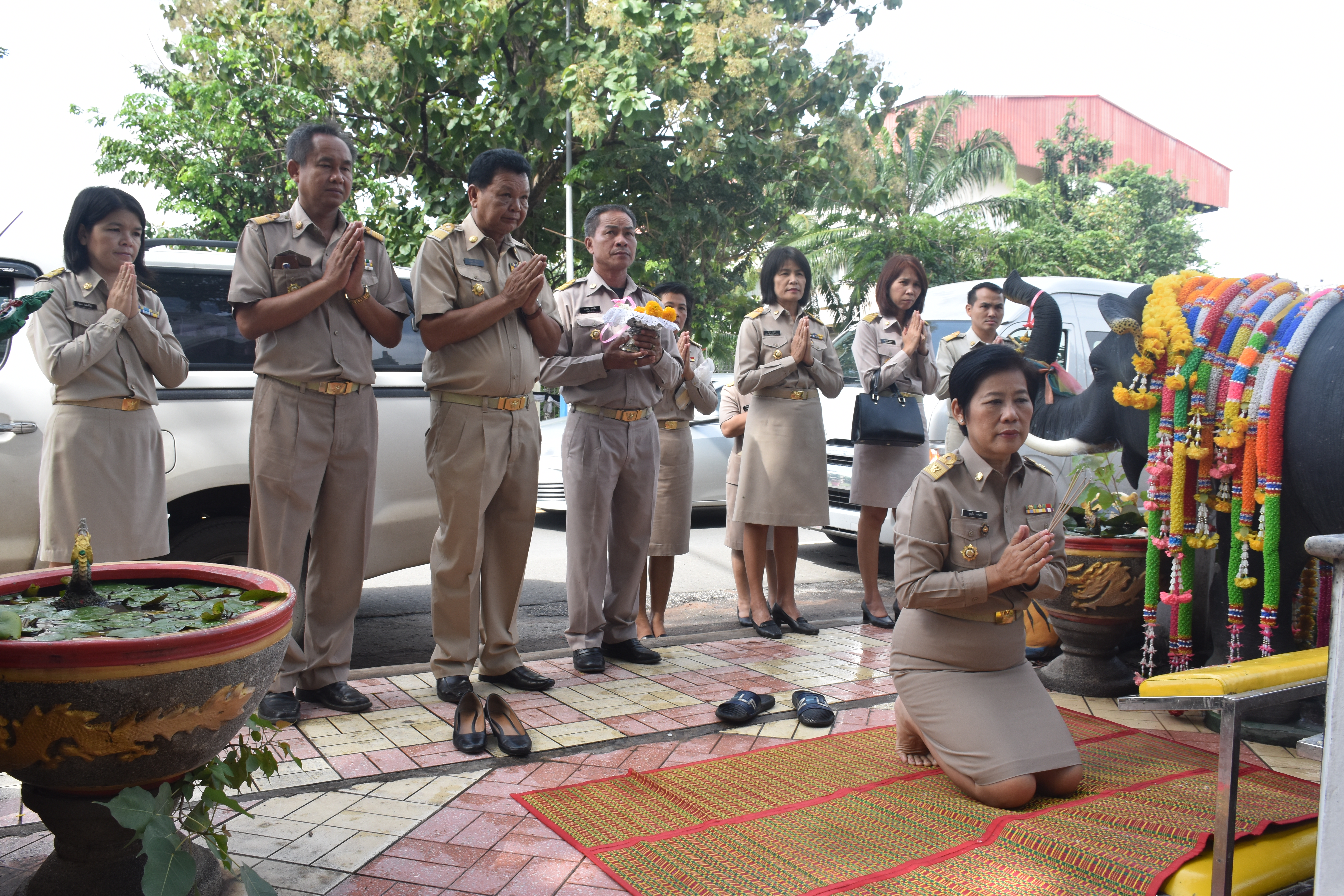 2 ตุลาคม 2560  นางบุญยิ่ง เทศน้อย พัฒนาการจังหวัดมหาสารคาม กราบสักการะสิ่งศักดิ์สิทธิ์ประจำจังหวัดมหาสารคาม เนื่องในโอกาสย้ายมาดำรงตำแหน่งพัฒนาการจังหวัดมหาสารคาม