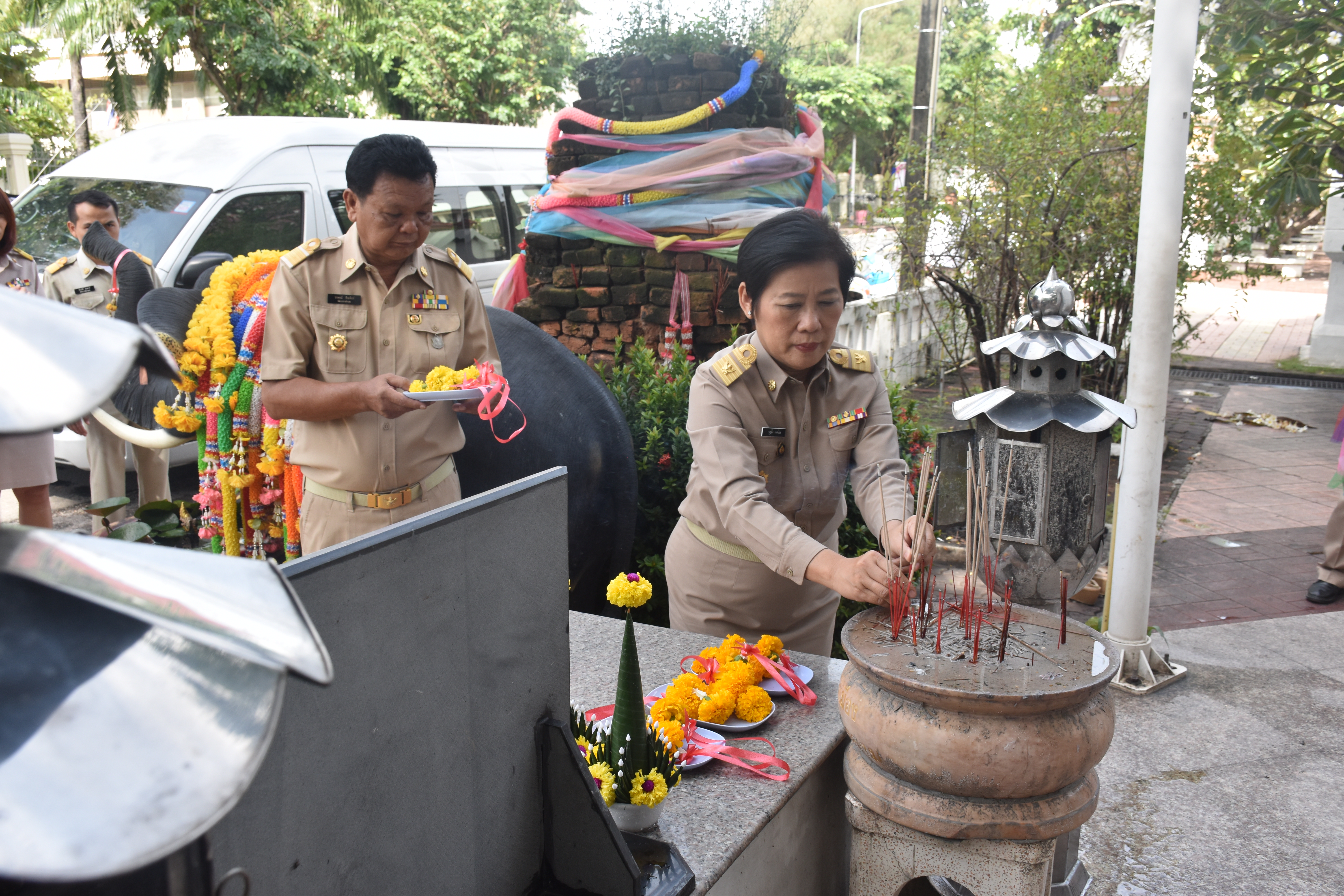 2 ตุลาคม 2560  นางบุญยิ่ง เทศน้อย พัฒนาการจังหวัดมหาสารคาม กราบสักการะสิ่งศักดิ์สิทธิ์ประจำจังหวัดมหาสารคาม เนื่องในโอกาสย้ายมาดำรงตำแหน่งพัฒนาการจังหวัดมหาสารคาม