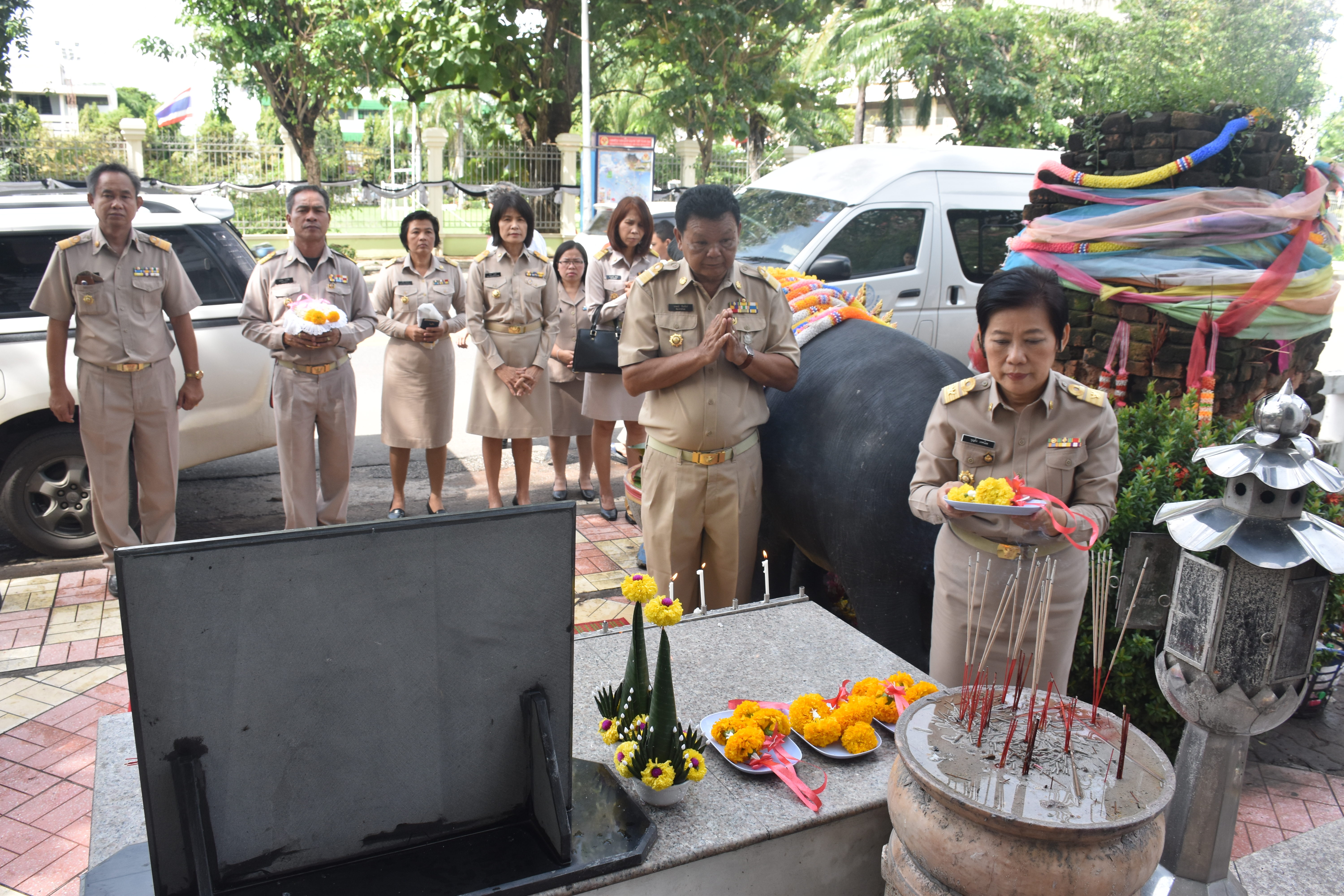 2 ตุลาคม 2560  นางบุญยิ่ง เทศน้อย พัฒนาการจังหวัดมหาสารคาม กราบสักการะสิ่งศักดิ์สิทธิ์ประจำจังหวัดมหาสารคาม เนื่องในโอกาสย้ายมาดำรงตำแหน่งพัฒนาการจังหวัดมหาสารคาม