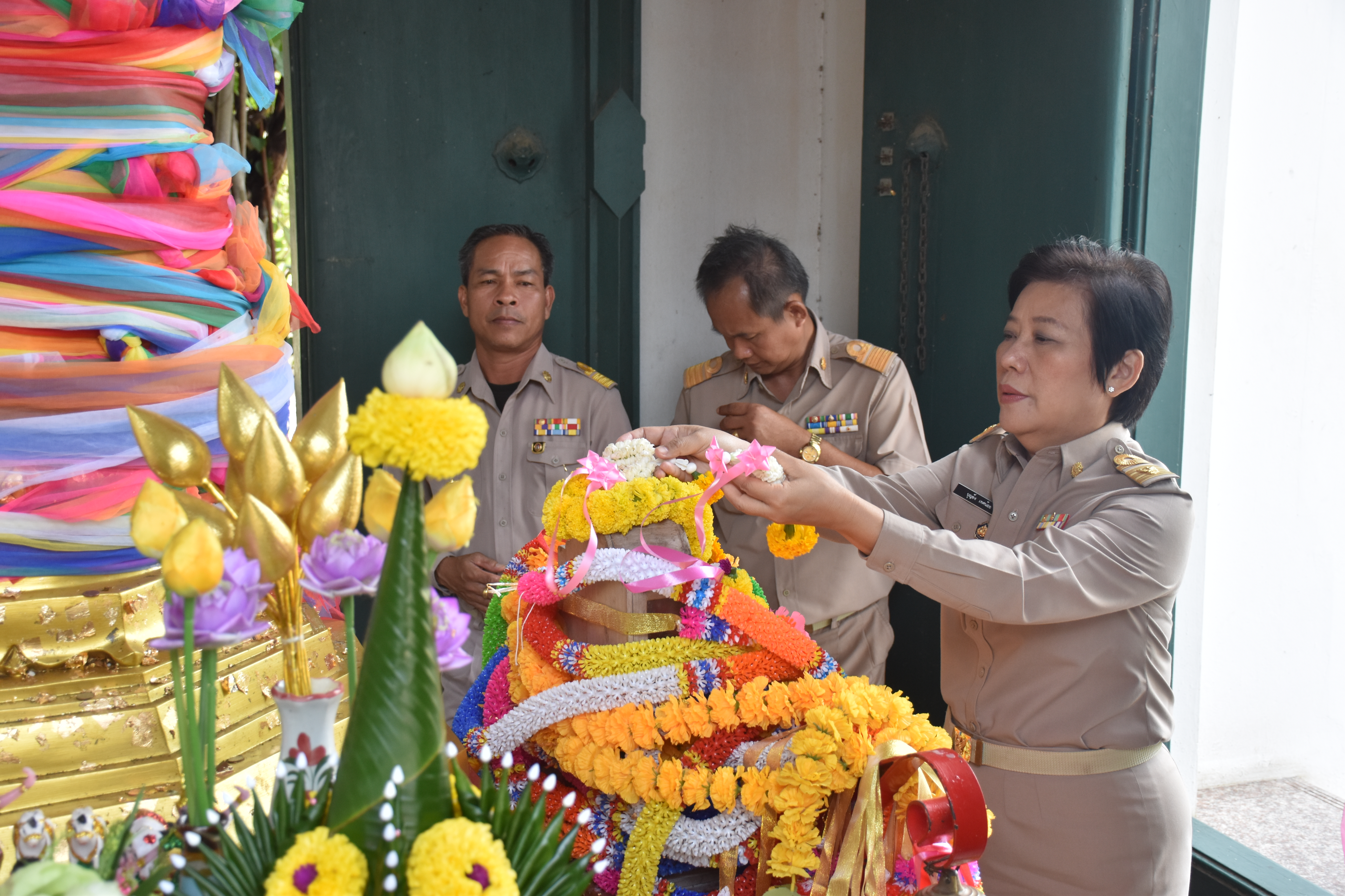 2 ตุลาคม 2560  นางบุญยิ่ง เทศน้อย พัฒนาการจังหวัดมหาสารคาม กราบสักการะสิ่งศักดิ์สิทธิ์ประจำจังหวัดมหาสารคาม เนื่องในโอกาสย้ายมาดำรงตำแหน่งพัฒนาการจังหวัดมหาสารคาม