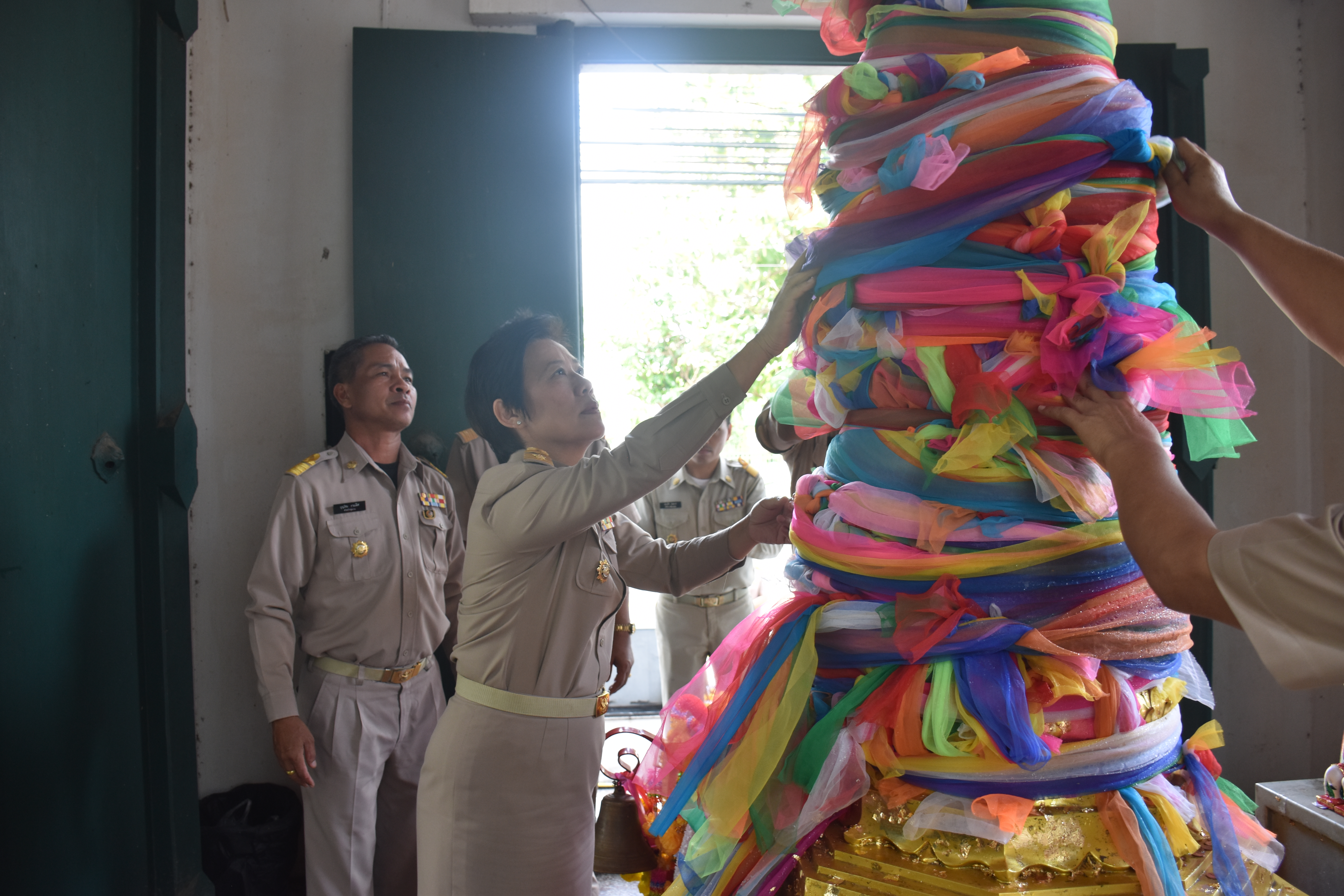 2 ตุลาคม 2560  นางบุญยิ่ง เทศน้อย พัฒนาการจังหวัดมหาสารคาม กราบสักการะสิ่งศักดิ์สิทธิ์ประจำจังหวัดมหาสารคาม เนื่องในโอกาสย้ายมาดำรงตำแหน่งพัฒนาการจังหวัดมหาสารคาม