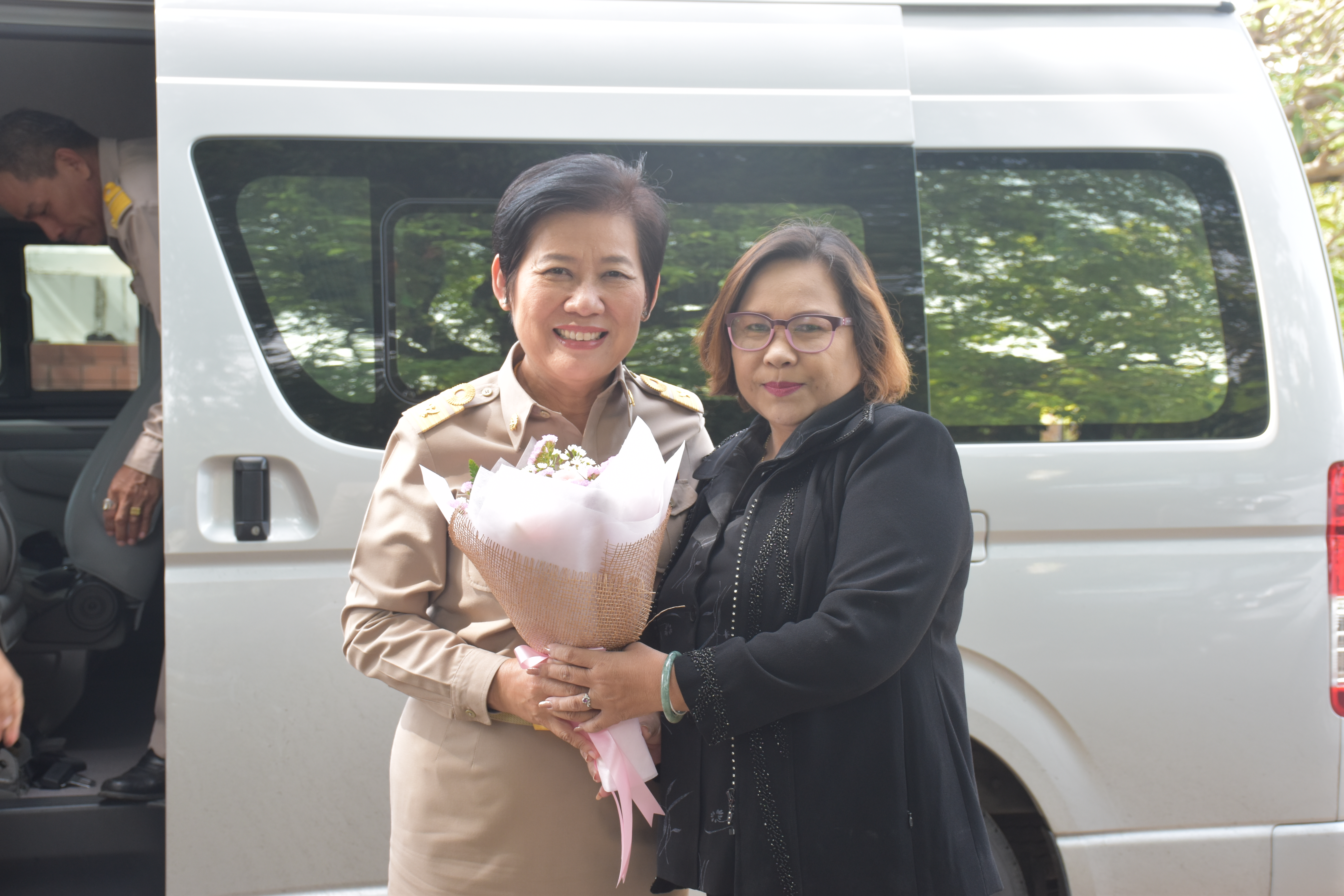 2 ตุลาคม 2560  นางบุญยิ่ง เทศน้อย พัฒนาการจังหวัดมหาสารคาม กราบสักการะสิ่งศักดิ์สิทธิ์ประจำจังหวัดมหาสารคาม เนื่องในโอกาสย้ายมาดำรงตำแหน่งพัฒนาการจังหวัดมหาสารคาม
