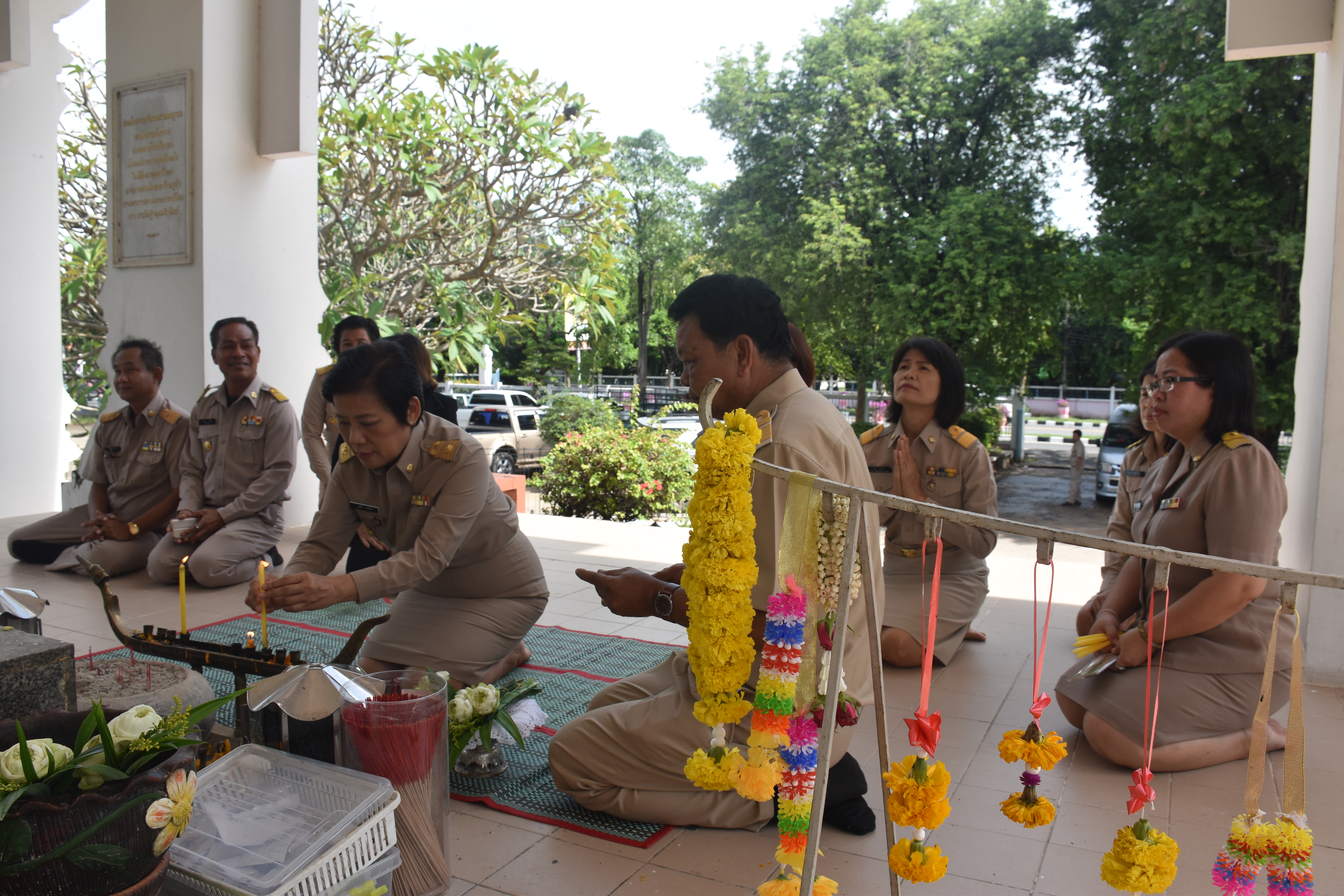 2 ตุลาคม 2560  นางบุญยิ่ง เทศน้อย พัฒนาการจังหวัดมหาสารคาม กราบสักการะสิ่งศักดิ์สิทธิ์ประจำจังหวัดมหาสารคาม เนื่องในโอกาสย้ายมาดำรงตำแหน่งพัฒนาการจังหวัดมหาสารคาม