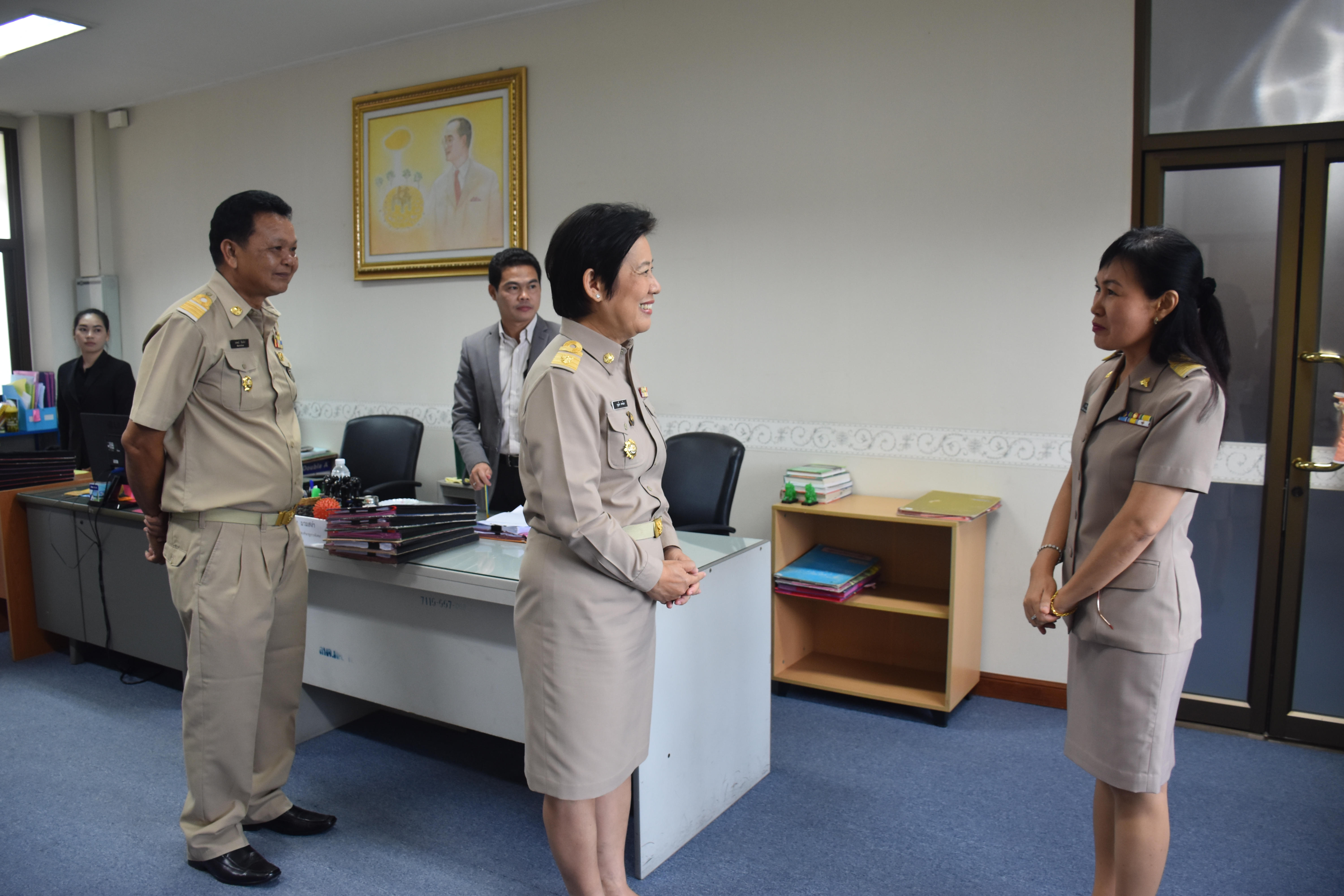 2 ตุลาคม 2560  นางบุญยิ่ง เทศน้อย พัฒนาการจังหวัดมหาสารคาม กราบสักการะสิ่งศักดิ์สิทธิ์ประจำจังหวัดมหาสารคาม เนื่องในโอกาสย้ายมาดำรงตำแหน่งพัฒนาการจังหวัดมหาสารคาม