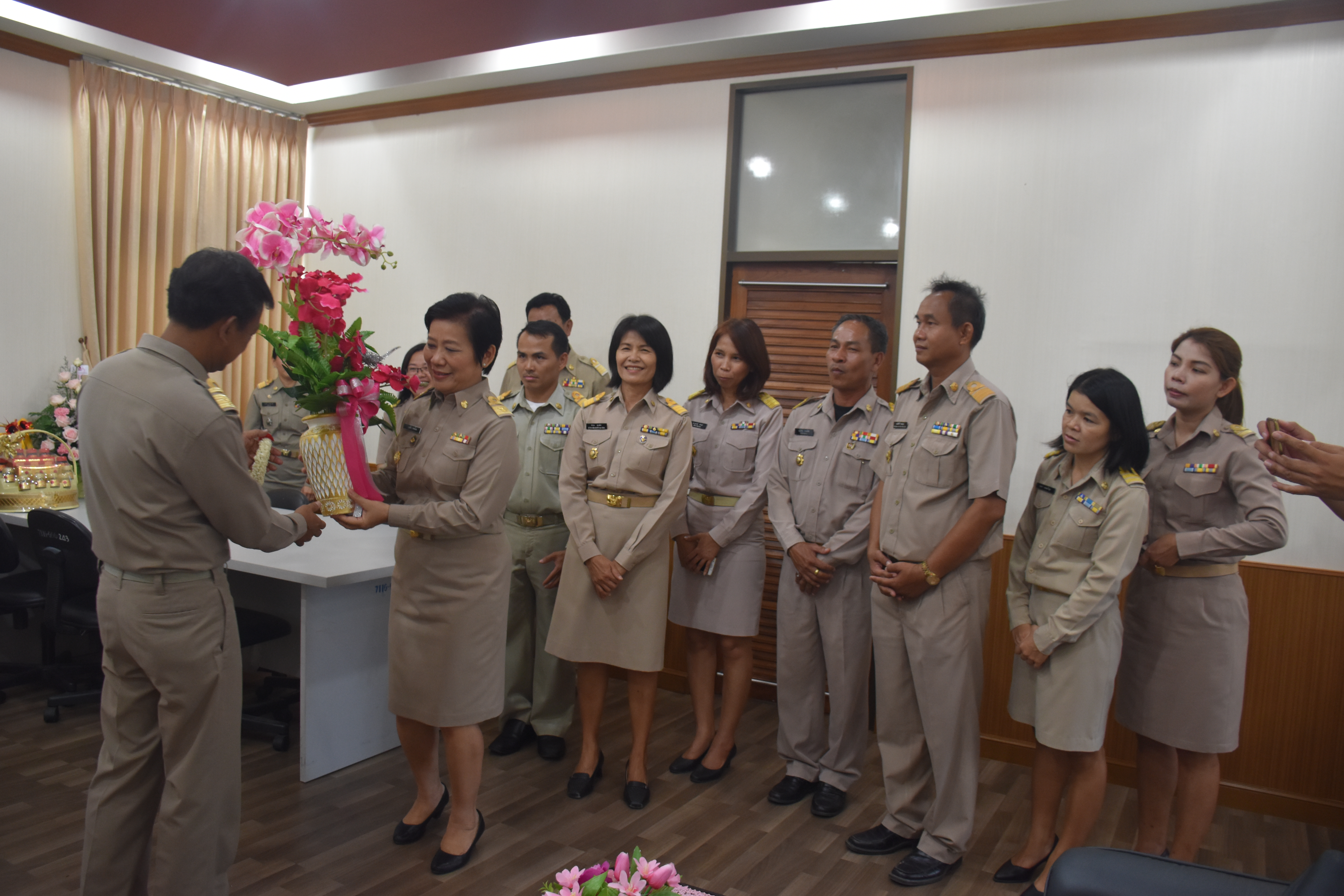 2 ตุลาคม 2560  นางบุญยิ่ง เทศน้อย พัฒนาการจังหวัดมหาสารคาม กราบสักการะสิ่งศักดิ์สิทธิ์ประจำจังหวัดมหาสารคาม เนื่องในโอกาสย้ายมาดำรงตำแหน่งพัฒนาการจังหวัดมหาสารคาม