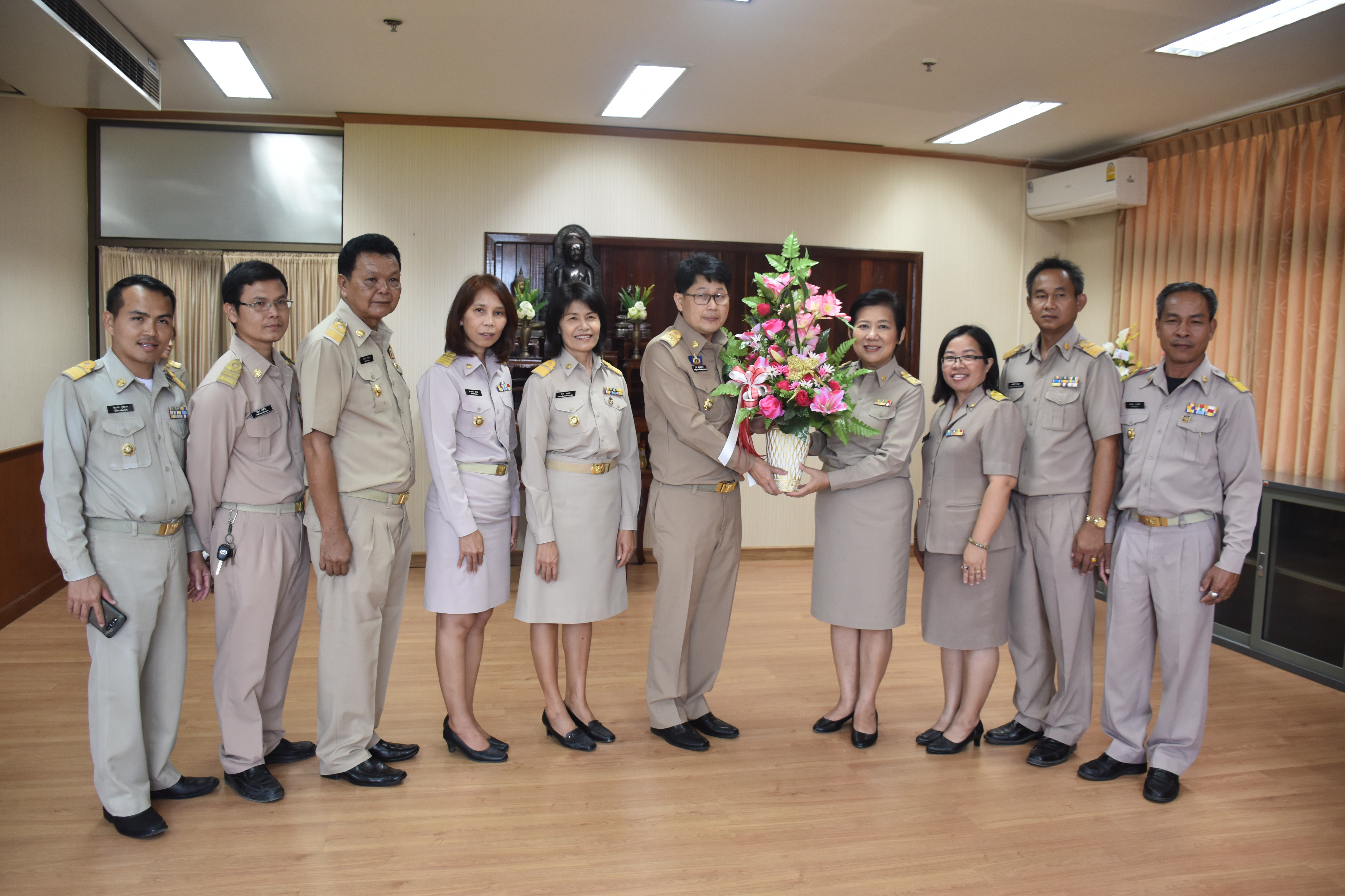 2 ตุลาคม 2560  นางบุญยิ่ง เทศน้อย พัฒนาการจังหวัดมหาสารคาม กราบสักการะสิ่งศักดิ์สิทธิ์ประจำจังหวัดมหาสารคาม เนื่องในโอกาสย้ายมาดำรงตำแหน่งพัฒนาการจังหวัดมหาสารคาม