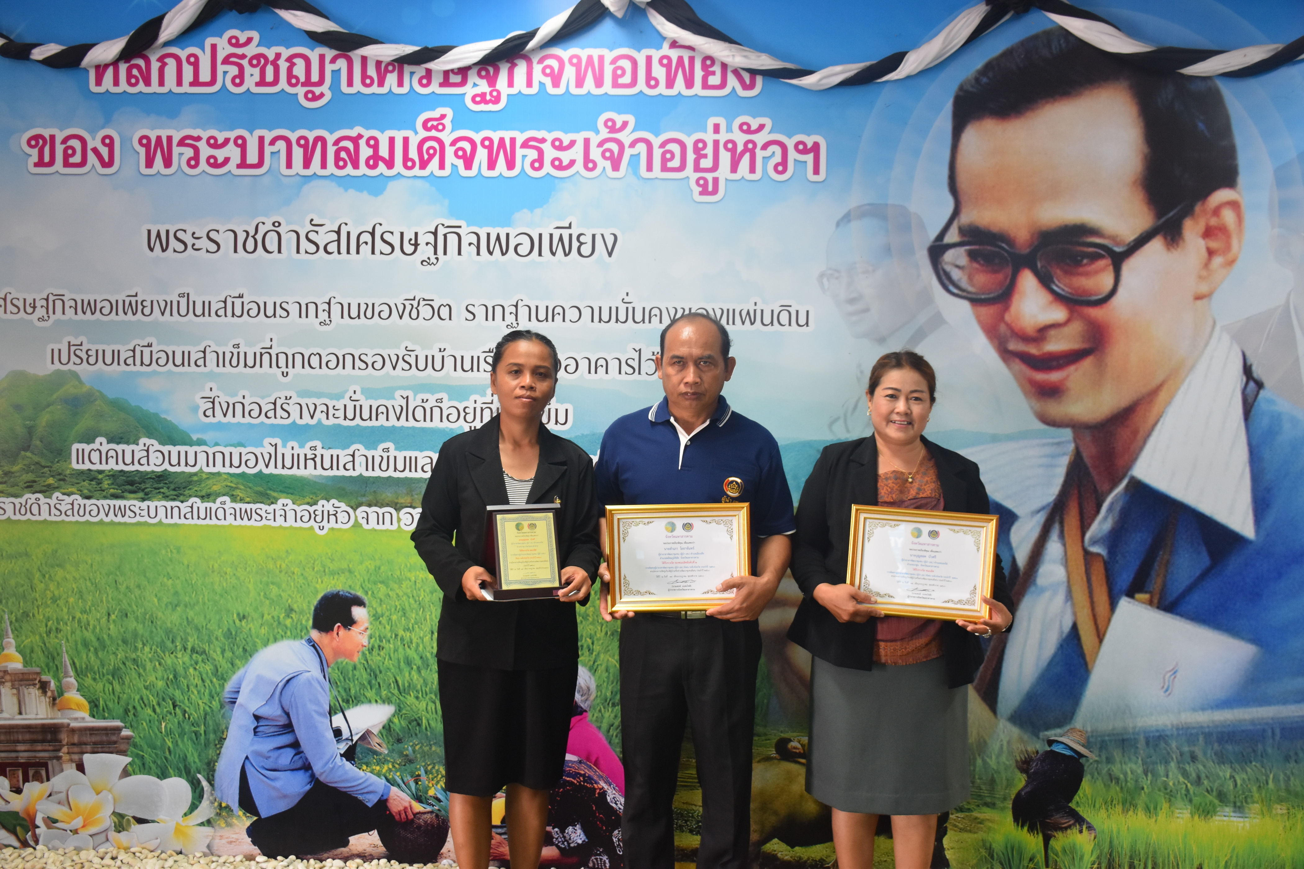 28 กันยายน 2560  นายเสน่ห์ นนทะโชติ ผู้ว่าราชการจังหวัดมหาสารคาม เป็นประธานการประชุมคณะกรมการจังหวัดมหาสารคาม หัวหน้าส่วนราชการ นายอำเภอ ประจำเดือนกันยายน