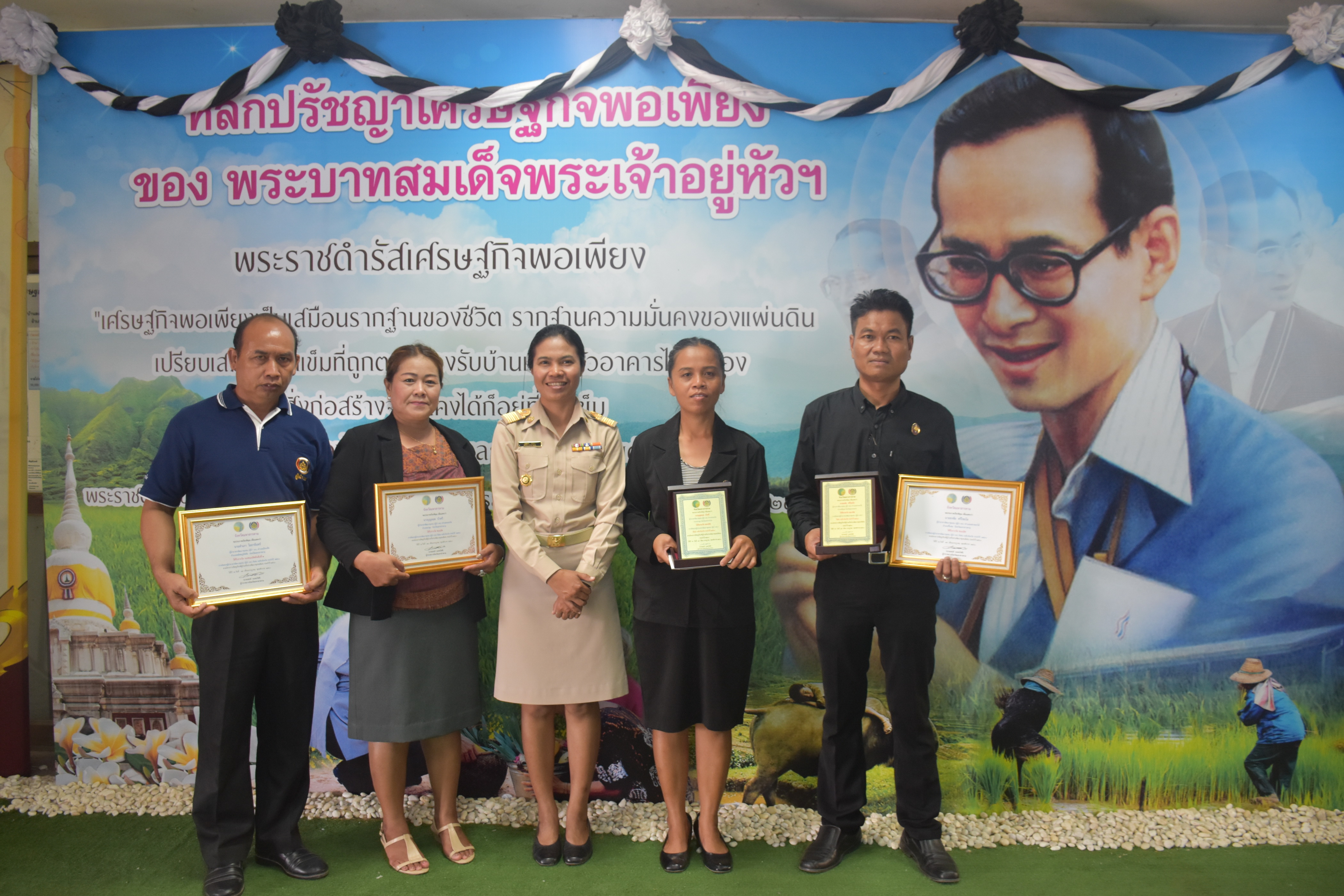 28 กันยายน 2560  นายเสน่ห์ นนทะโชติ ผู้ว่าราชการจังหวัดมหาสารคาม เป็นประธานการประชุมคณะกรมการจังหวัดมหาสารคาม หัวหน้าส่วนราชการ นายอำเภอ ประจำเดือนกันยายน