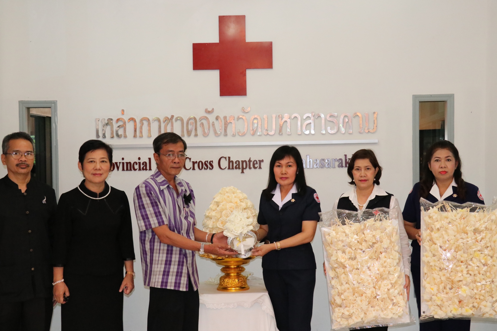 10 ตุลาคม 2560 สำนักงานเหล่ากาชาดจังหวัดมหาสารคาม มอบดอกไม้จันทน์ให้จังหวัดมหาสารคาม จำนวน 1,599 ดอก โดยนายเสน่ห์ นนทะโชติ ผู้ว่าราชการจังหวัดมหาสารคาม เป็นผู้รับมอบ
