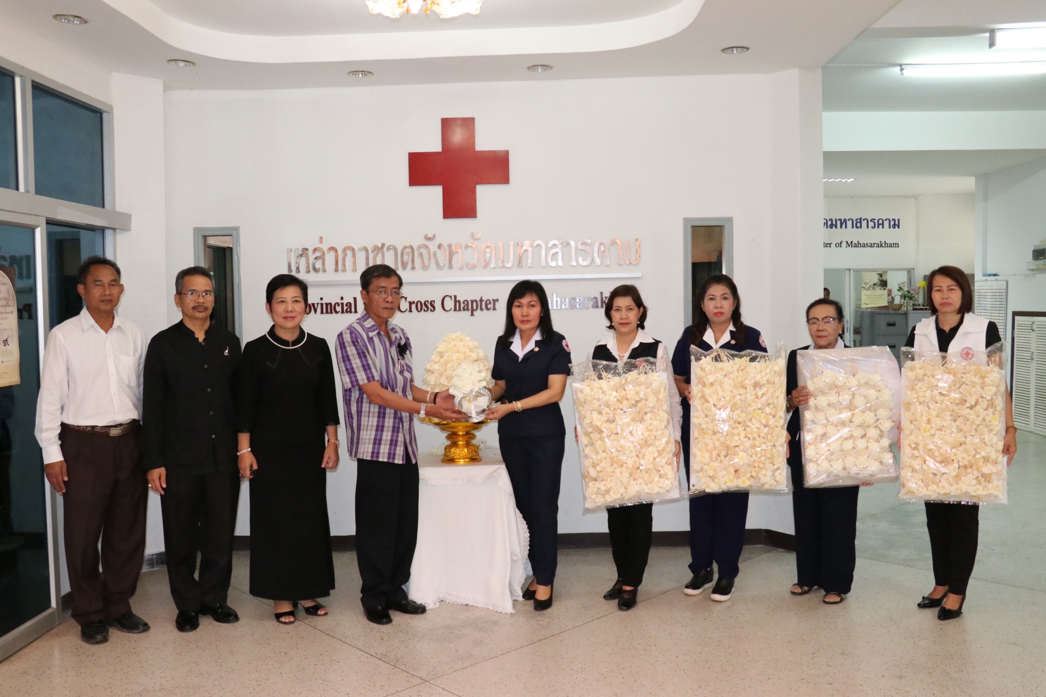 10 ตุลาคม 2560 สำนักงานเหล่ากาชาดจังหวัดมหาสารคาม มอบดอกไม้จันทน์ให้จังหวัดมหาสารคาม จำนวน 1,599 ดอก โดยนายเสน่ห์ นนทะโชติ ผู้ว่าราชการจังหวัดมหาสารคาม เป็นผู้รับมอบ