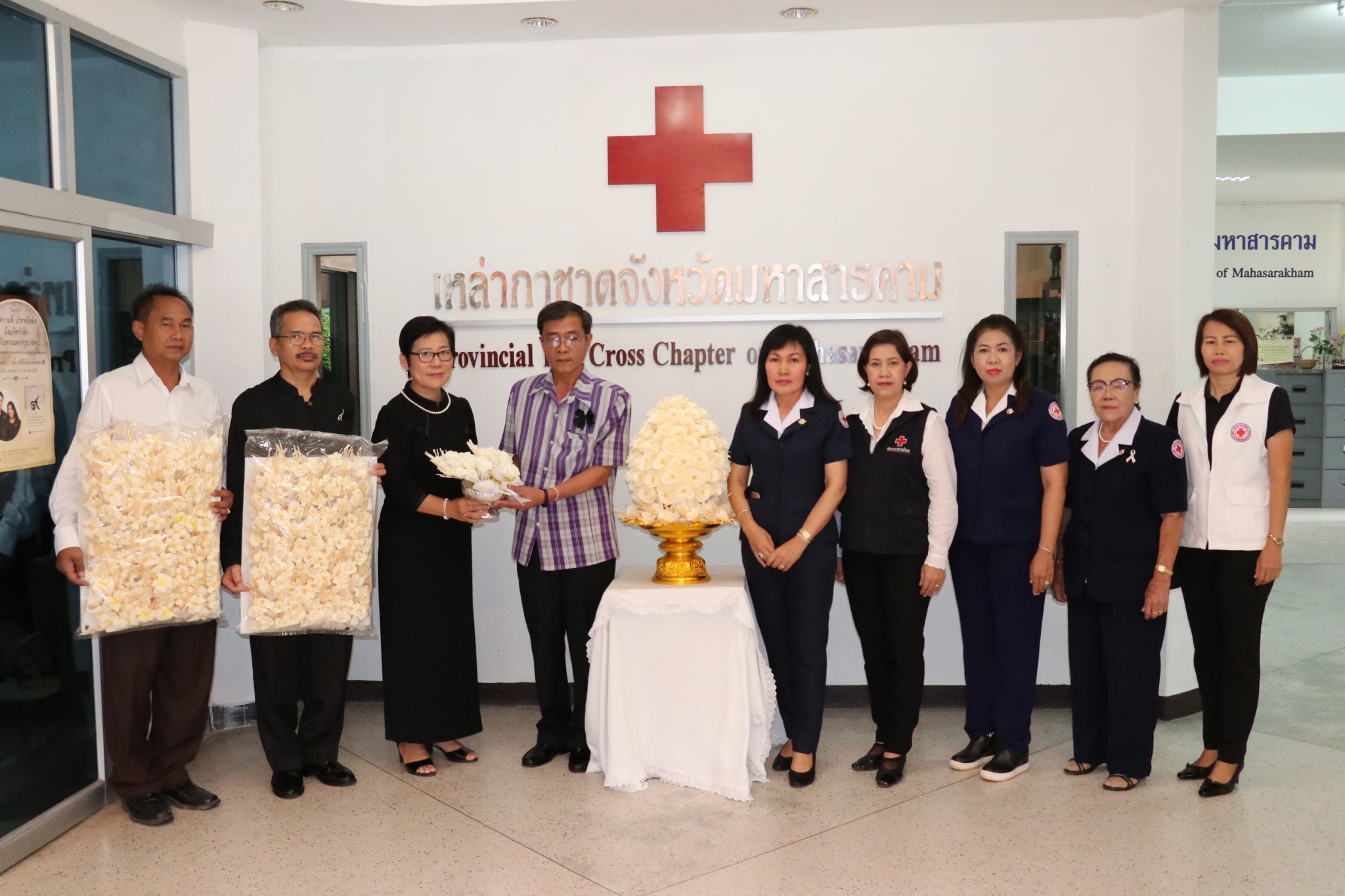 10 ตุลาคม 2560 สำนักงานเหล่ากาชาดจังหวัดมหาสารคาม มอบดอกไม้จันทน์ให้จังหวัดมหาสารคาม จำนวน 1,599 ดอก โดยนายเสน่ห์ นนทะโชติ ผู้ว่าราชการจังหวัดมหาสารคาม เป็นผู้รับมอบ