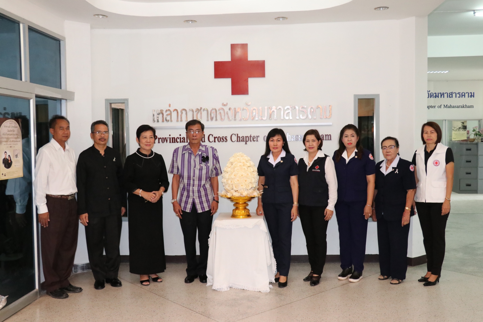 10 ตุลาคม 2560 สำนักงานเหล่ากาชาดจังหวัดมหาสารคาม มอบดอกไม้จันทน์ให้จังหวัดมหาสารคาม จำนวน 1,599 ดอก โดยนายเสน่ห์ นนทะโชติ ผู้ว่าราชการจังหวัดมหาสารคาม เป็นผู้รับมอบ