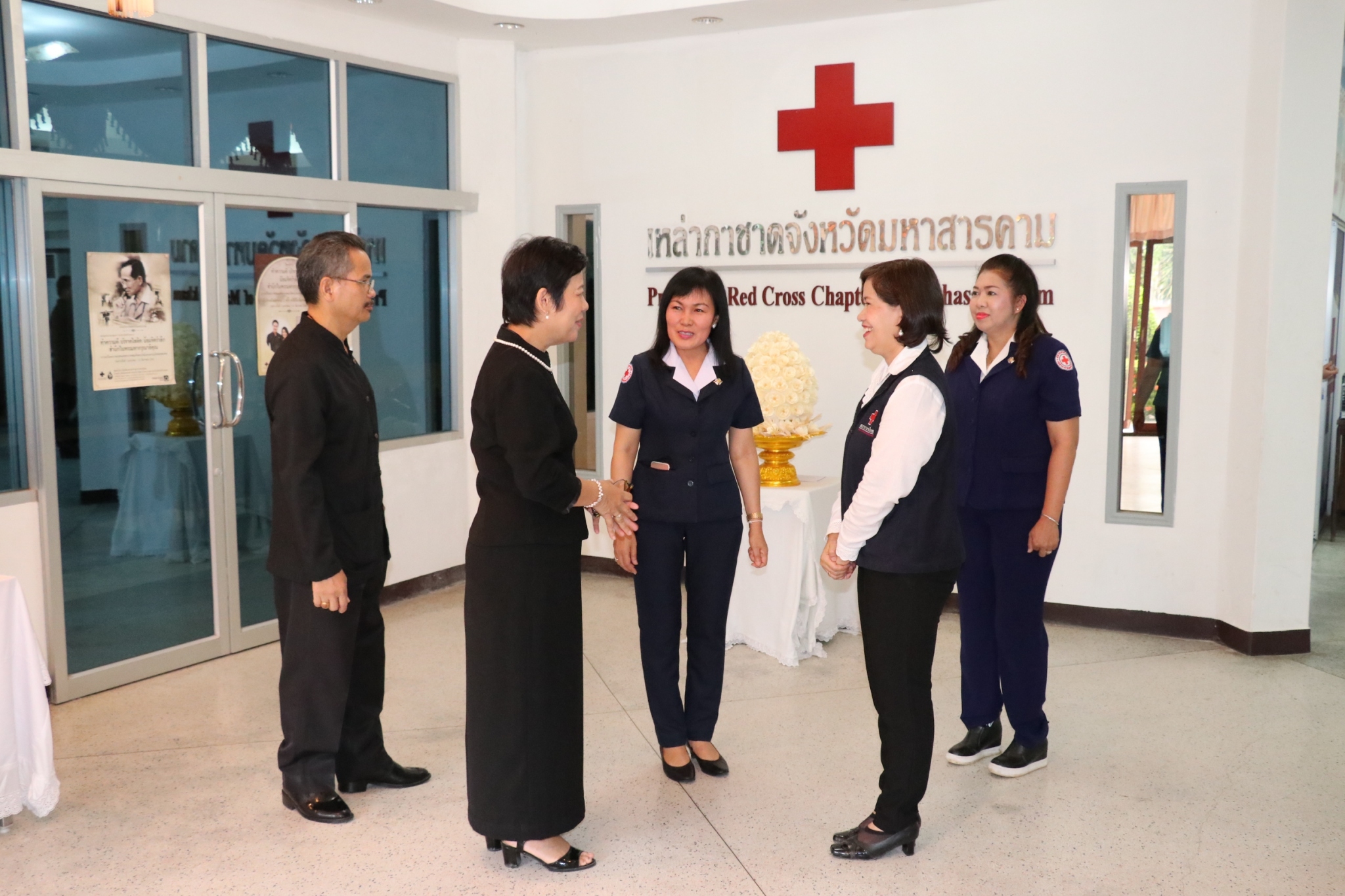 10 ตุลาคม 2560 สำนักงานเหล่ากาชาดจังหวัดมหาสารคาม มอบดอกไม้จันทน์ให้จังหวัดมหาสารคาม จำนวน 1,599 ดอก โดยนายเสน่ห์ นนทะโชติ ผู้ว่าราชการจังหวัดมหาสารคาม เป็นผู้รับมอบ