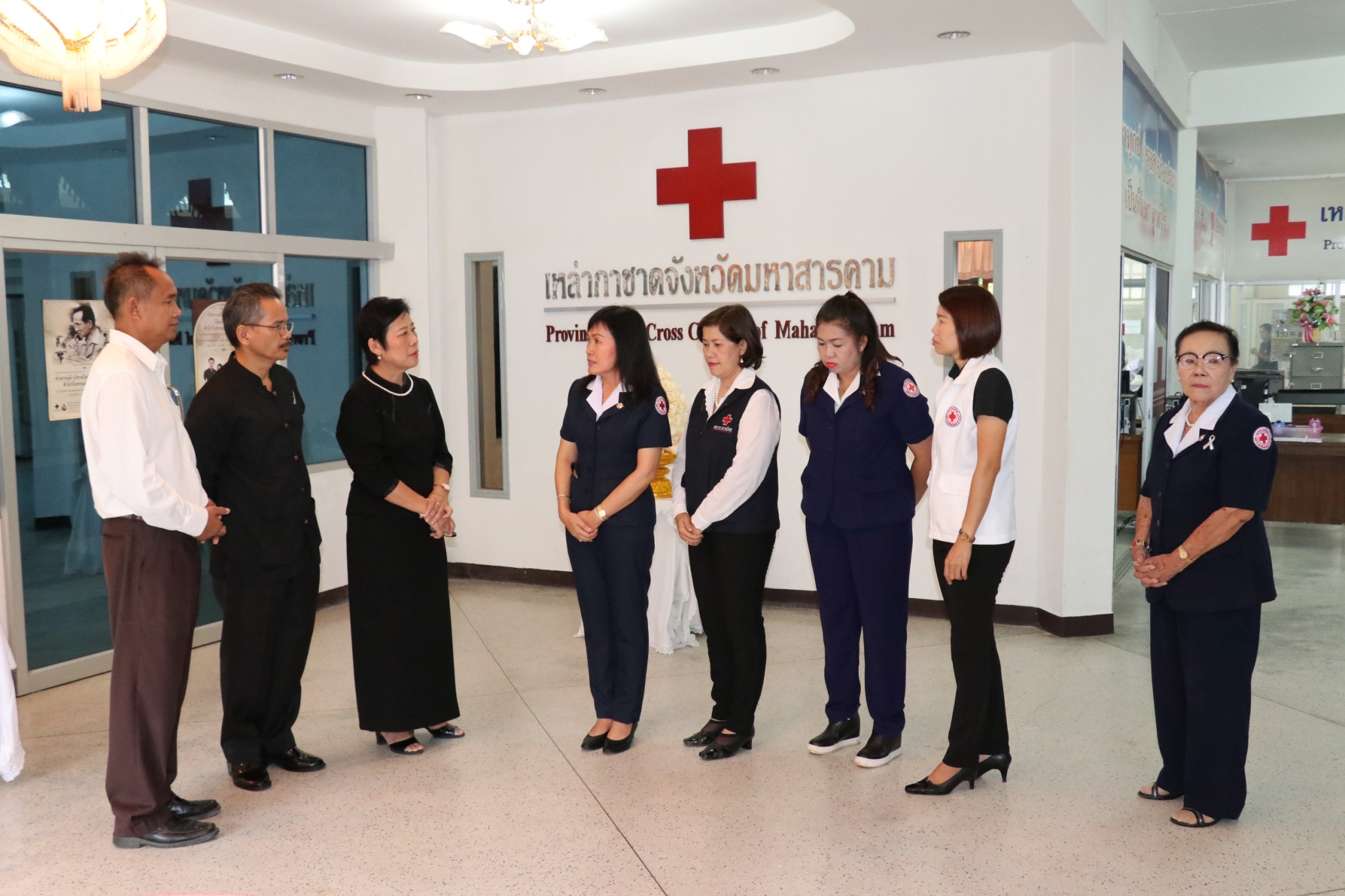 10 ตุลาคม 2560 สำนักงานเหล่ากาชาดจังหวัดมหาสารคาม มอบดอกไม้จันทน์ให้จังหวัดมหาสารคาม จำนวน 1,599 ดอก โดยนายเสน่ห์ นนทะโชติ ผู้ว่าราชการจังหวัดมหาสารคาม เป็นผู้รับมอบ