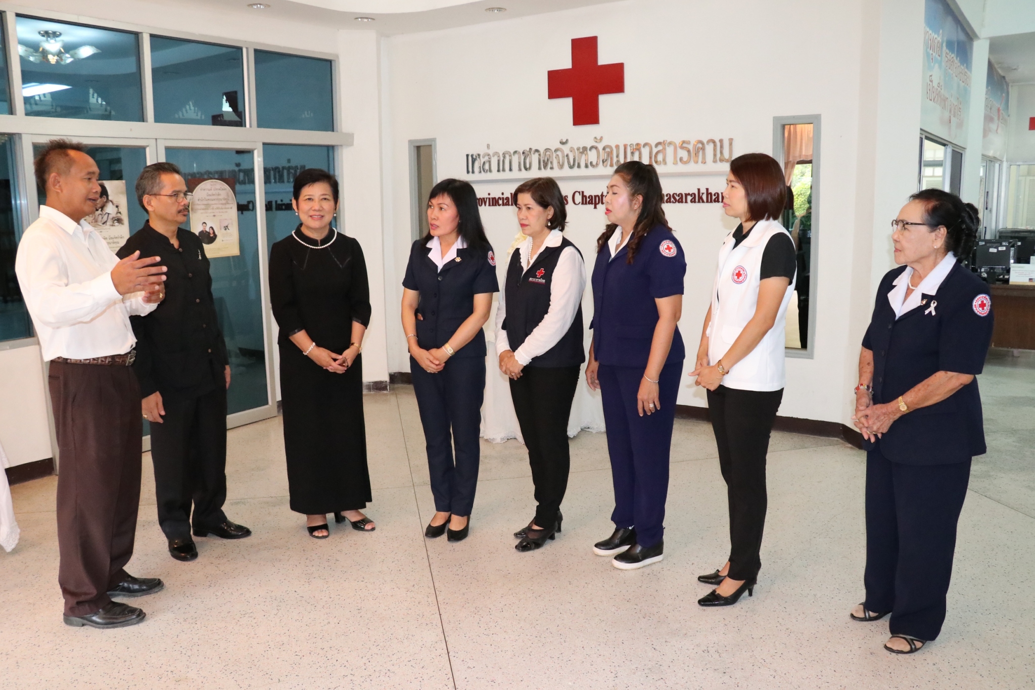 10 ตุลาคม 2560 สำนักงานเหล่ากาชาดจังหวัดมหาสารคาม มอบดอกไม้จันทน์ให้จังหวัดมหาสารคาม จำนวน 1,599 ดอก โดยนายเสน่ห์ นนทะโชติ ผู้ว่าราชการจังหวัดมหาสารคาม เป็นผู้รับมอบ