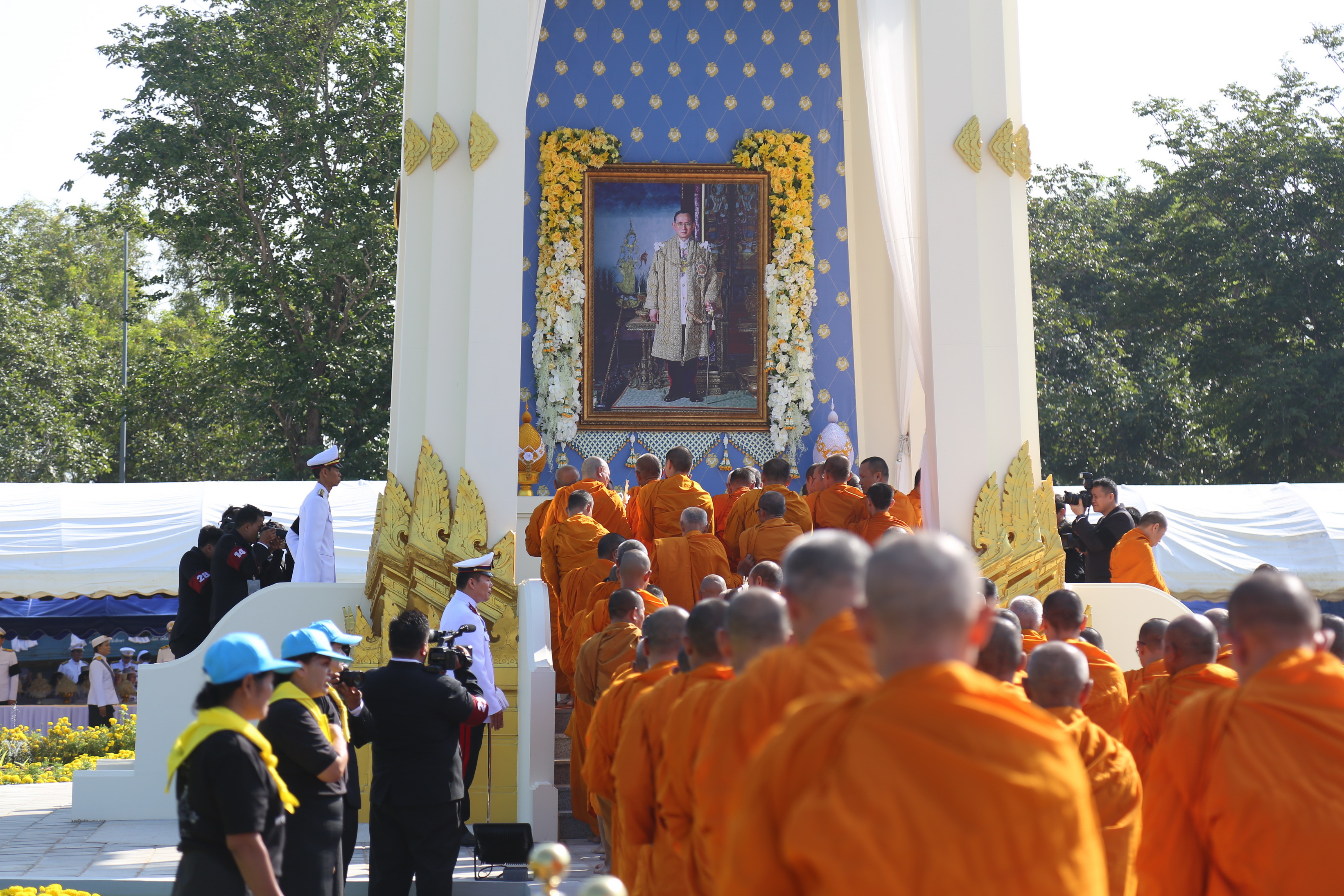 26 ตุลาคม 2560 พระราชพิธีถวายพระเพลิงพระบรมศพพระบาทสมเด็จพระปรมินทรมหาภูมิพลอดุลยเดช บรมนาถบพิตร ณ พระเมรุมาศจำลอง สนามหน้าศาลากลางจังหวัดมหาสารคาม