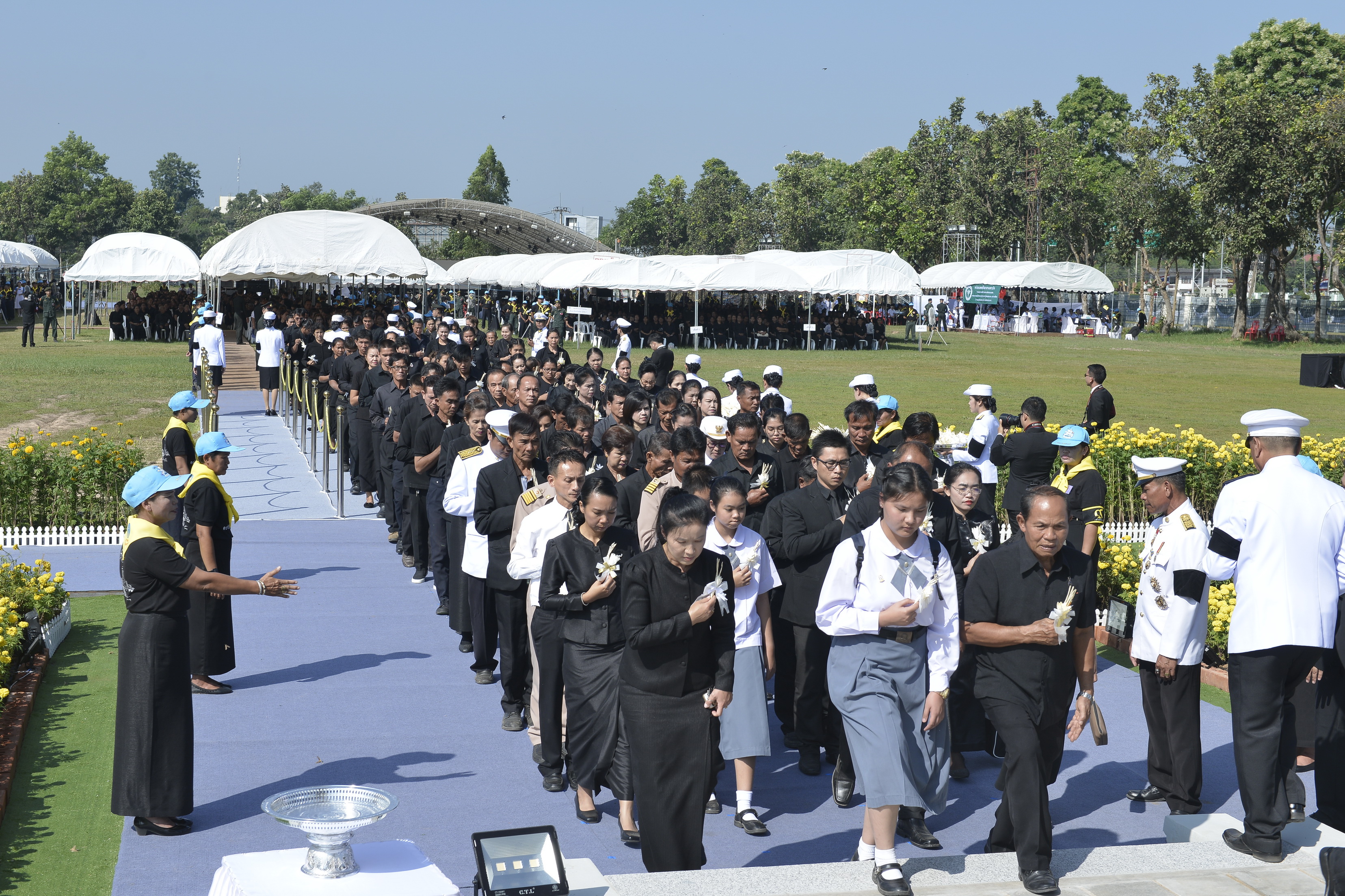 26 ตุลาคม 2560 พระราชพิธีถวายพระเพลิงพระบรมศพพระบาทสมเด็จพระปรมินทรมหาภูมิพลอดุลยเดช บรมนาถบพิตร ณ พระเมรุมาศจำลอง สนามหน้าศาลากลางจังหวัดมหาสารคาม