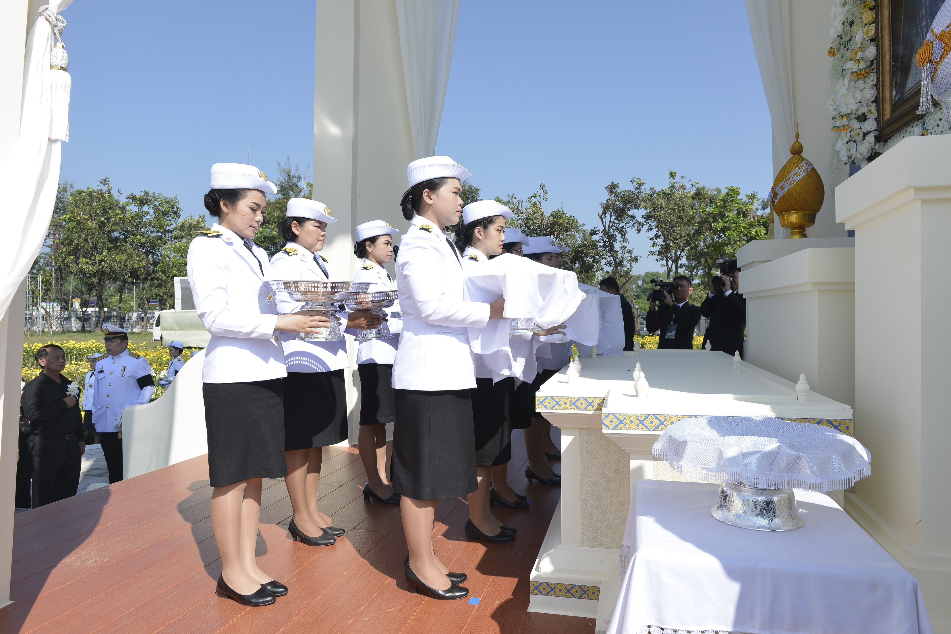 26 ตุลาคม 2560 พระราชพิธีถวายพระเพลิงพระบรมศพพระบาทสมเด็จพระปรมินทรมหาภูมิพลอดุลยเดช บรมนาถบพิตร ณ พระเมรุมาศจำลอง สนามหน้าศาลากลางจังหวัดมหาสารคาม