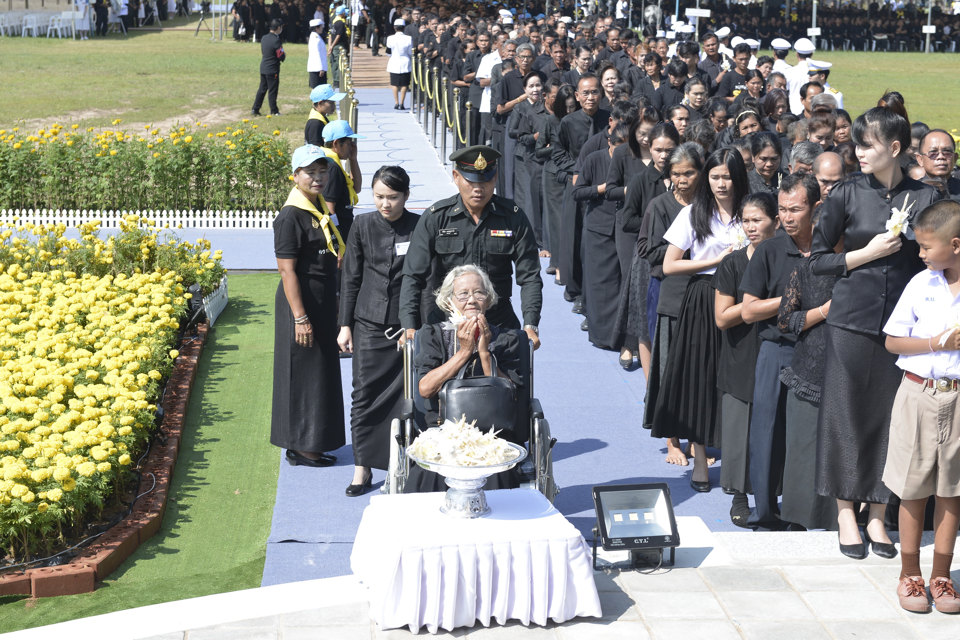 26 ตุลาคม 2560 พระราชพิธีถวายพระเพลิงพระบรมศพพระบาทสมเด็จพระปรมินทรมหาภูมิพลอดุลยเดช บรมนาถบพิตร ณ พระเมรุมาศจำลอง สนามหน้าศาลากลางจังหวัดมหาสารคาม