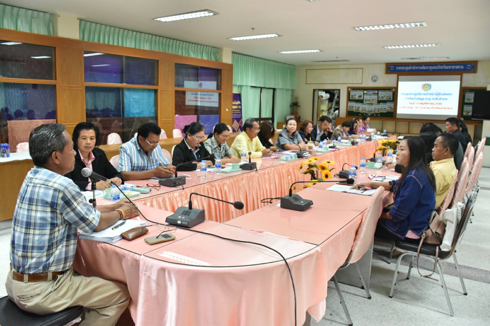14 พฤศจิกายน 2560 นางบุญยิ่ง เทศน้อย พัฒนาการจังหวัดมหาสารคาม มอบหมายนายบุญโฮม งามเลิศ หัวหน้ากลุ่มงานสารสนเทศฯ เป็นประธานการประชุมเชิงปฏิบัติการเจ้าหน้าที่ผู้รับผิดชอบการจัดเก็บข้อมูล จปฐ. ระดับอำเภอ