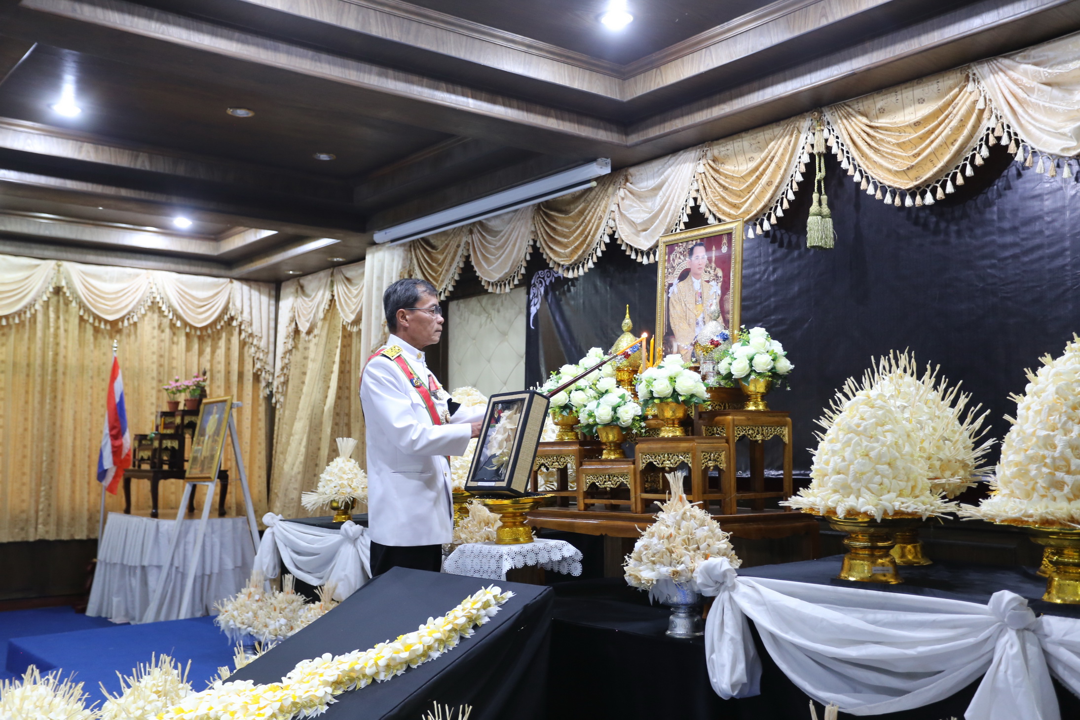 26 ตุลาคม 2560 พระราชพิธีถวายพระเพลิงพระบรมศพพระบาทสมเด็จพระปรมินทรมหาภูมิพลอดุลยเดช บรมนาถบพิตร ณ พระเมรุมาศจำลอง สนามหน้าศาลากลางจังหวัดมหาสารคาม