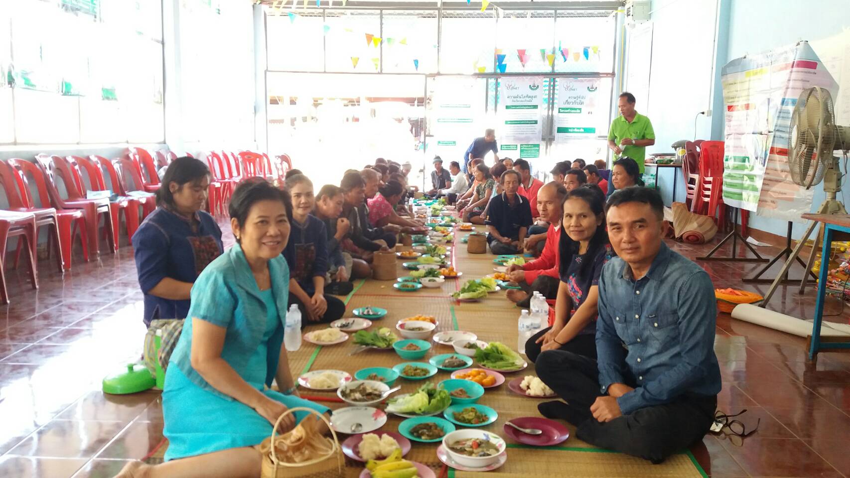 23 พฤศจิกายน 2560 สำนักงานพัฒนาชุมชนอำเภอโกสุมพิสัย ดำเนินโครงการส่งเสริมความเข้มแข็งให้ชุมชนและพัฒนาเศรษฐกิจฐานราก กิจกรรมรักษามาตรฐานหมู่บ้านเศรษฐกิจพอเพียงต้นแบบ