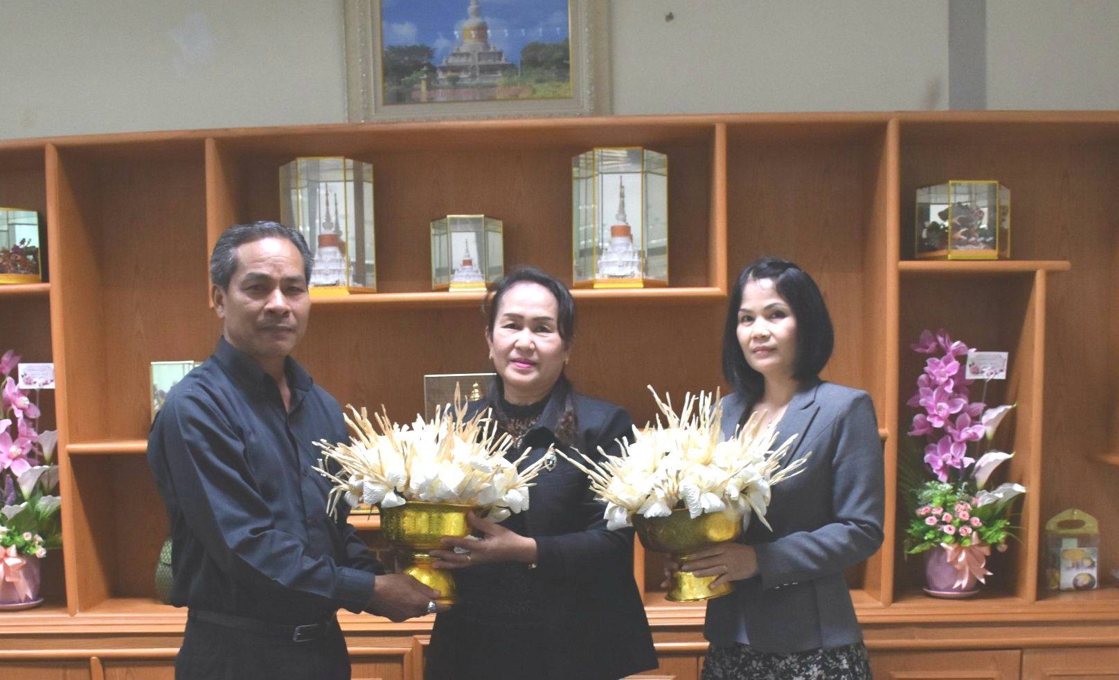 19 ตุลาคม 2560 นายบุญโฮม งามเลิศ หัวหน้ากลุ่มงานสารสนเทศการพัฒนาชุมชน เป็นตัวแทนจังหวัดมหาสารคามรับมอบดอกไม้จันทน์จาก สำนักงานทรัพยากรและสิ่งแวดล้อมจังหวัดมหาสารคาม