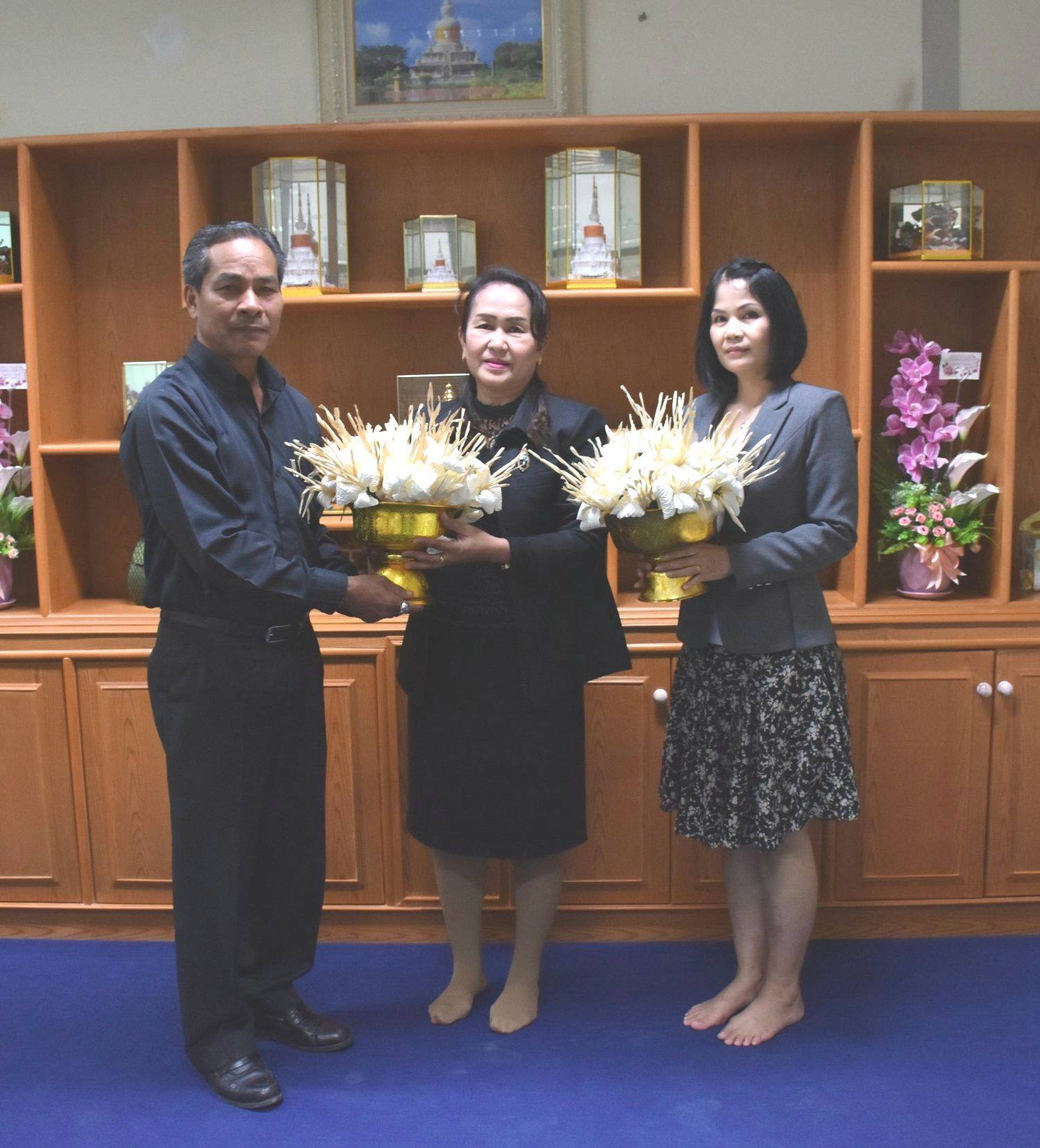 19 ตุลาคม 2560 นายบุญโฮม งามเลิศ หัวหน้ากลุ่มงานสารสนเทศการพัฒนาชุมชน เป็นตัวแทนจังหวัดมหาสารคามรับมอบดอกไม้จันทน์จาก สำนักงานทรัพยากรและสิ่งแวดล้อมจังหวัดมหาสารคาม
