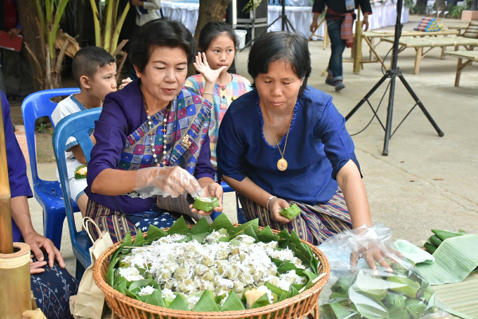 1 พฤศจิกายน 2560 นางบุญยิ่ง เทศน้อย พัฒนาการจังหวัดมหาสารคาม ร่วมงานแถลงข่าว “ล่องหุ่นเฮือไฟ ประเพณีไทญ้อ” ณ วัดสว่างวารี บ้านท่าขอนยาง ต.ท่าขอนยาง อ.กันทรวิชัย จังหวัดมหาสารคาม