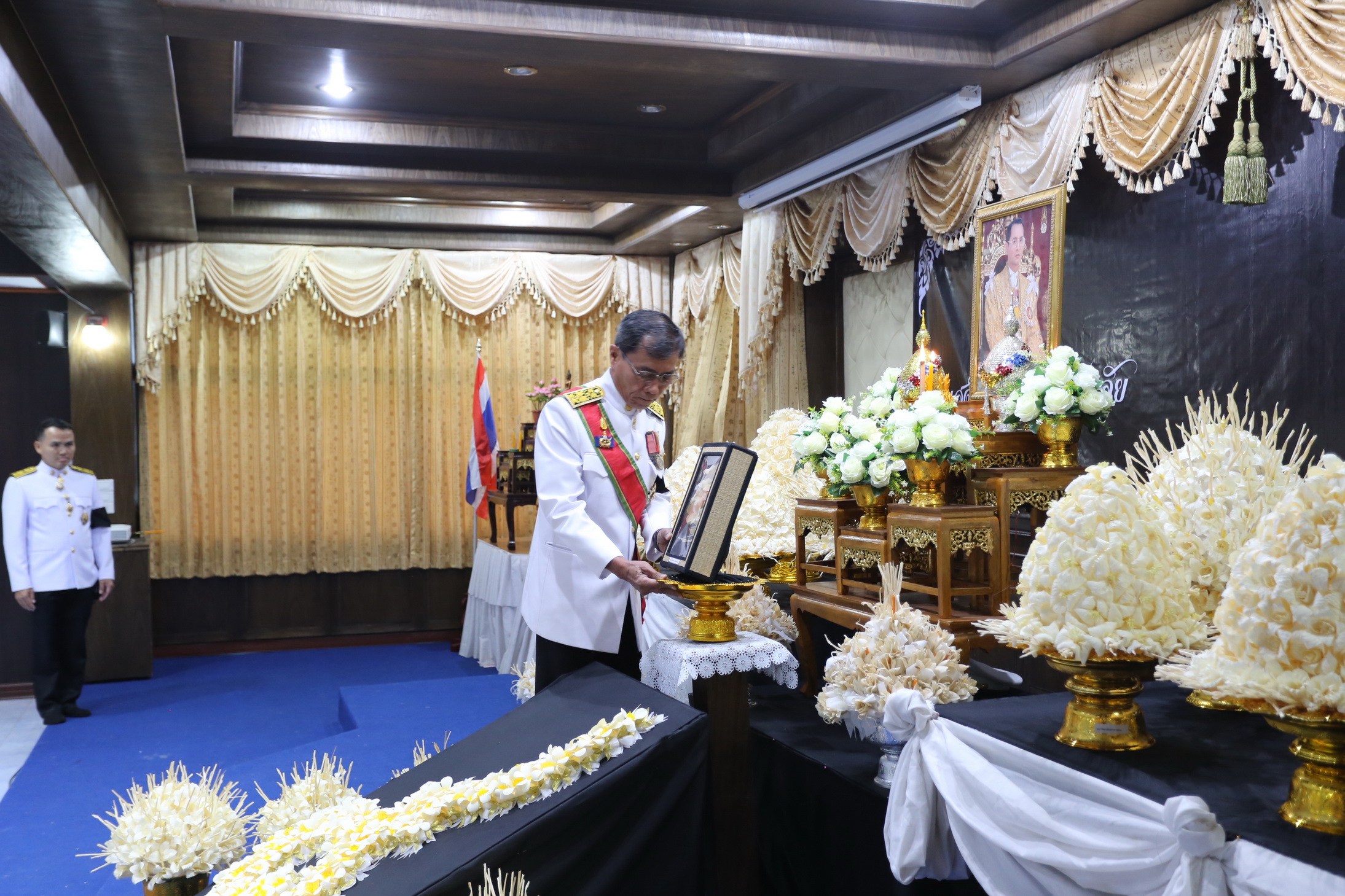 26 ตุลาคม 2560 พระราชพิธีถวายพระเพลิงพระบรมศพพระบาทสมเด็จพระปรมินทรมหาภูมิพลอดุลยเดช บรมนาถบพิตร ณ พระเมรุมาศจำลอง สนามหน้าศาลากลางจังหวัดมหาสารคาม
