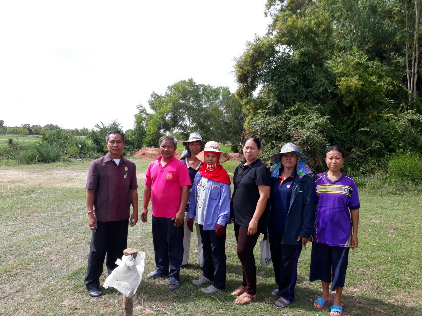 10 พฤศจิกายน 2560 นายบุญโฮม งามเลิศ หัวหน้ากลุ่มงานสารสนเทศการพัฒนาชุมชน ลงพื้นที่ตรวจติดตามการสร้างโรงเลี้ยงไหม ตามโครงการยกระดับผ้าไหมกลุ่มจังหวัดสู่การเป็นศูนย์กลางออกแบบผลิตภัณฑ์จากไหมในภูมิภาคฯ