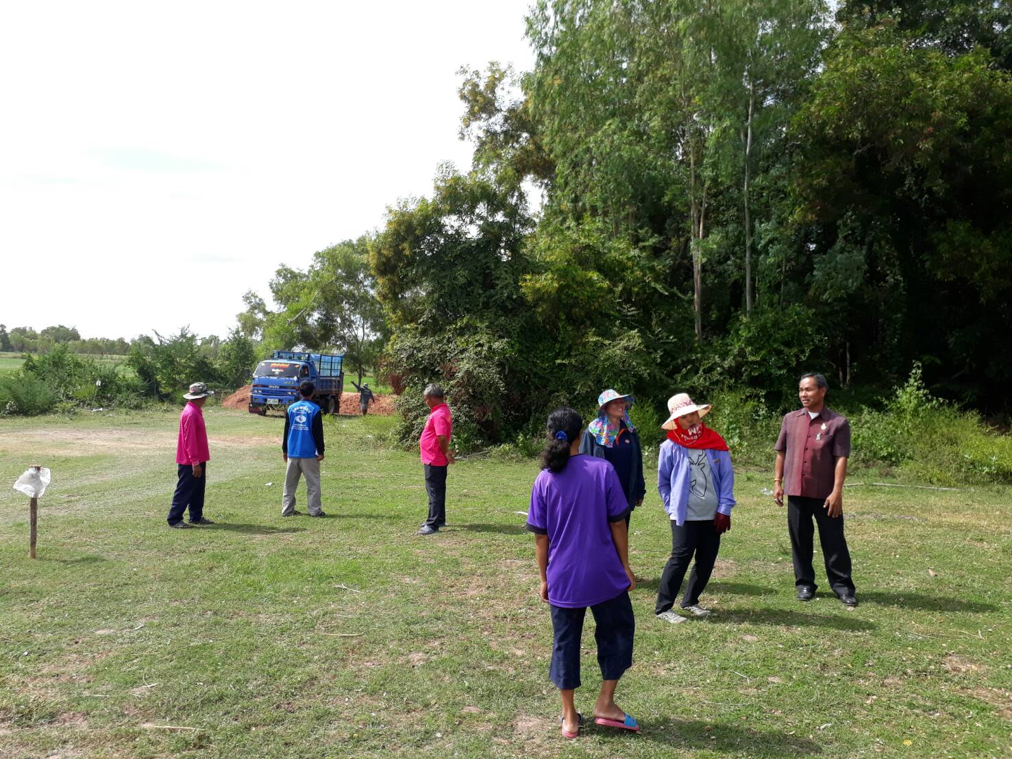 10 พฤศจิกายน 2560 นายบุญโฮม งามเลิศ หัวหน้ากลุ่มงานสารสนเทศการพัฒนาชุมชน ลงพื้นที่ตรวจติดตามการสร้างโรงเลี้ยงไหม ตามโครงการยกระดับผ้าไหมกลุ่มจังหวัดสู่การเป็นศูนย์กลางออกแบบผลิตภัณฑ์จากไหมในภูมิภาคฯ