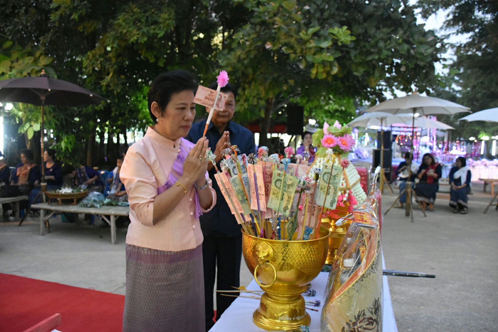 1 พฤศจิกายน 2560 นางบุญยิ่ง เทศน้อย พัฒนาการจังหวัดมหาสารคาม ร่วมงานแถลงข่าว “ล่องหุ่นเฮือไฟ ประเพณีไทญ้อ” ณ วัดสว่างวารี บ้านท่าขอนยาง ต.ท่าขอนยาง อ.กันทรวิชัย จังหวัดมหาสารคาม