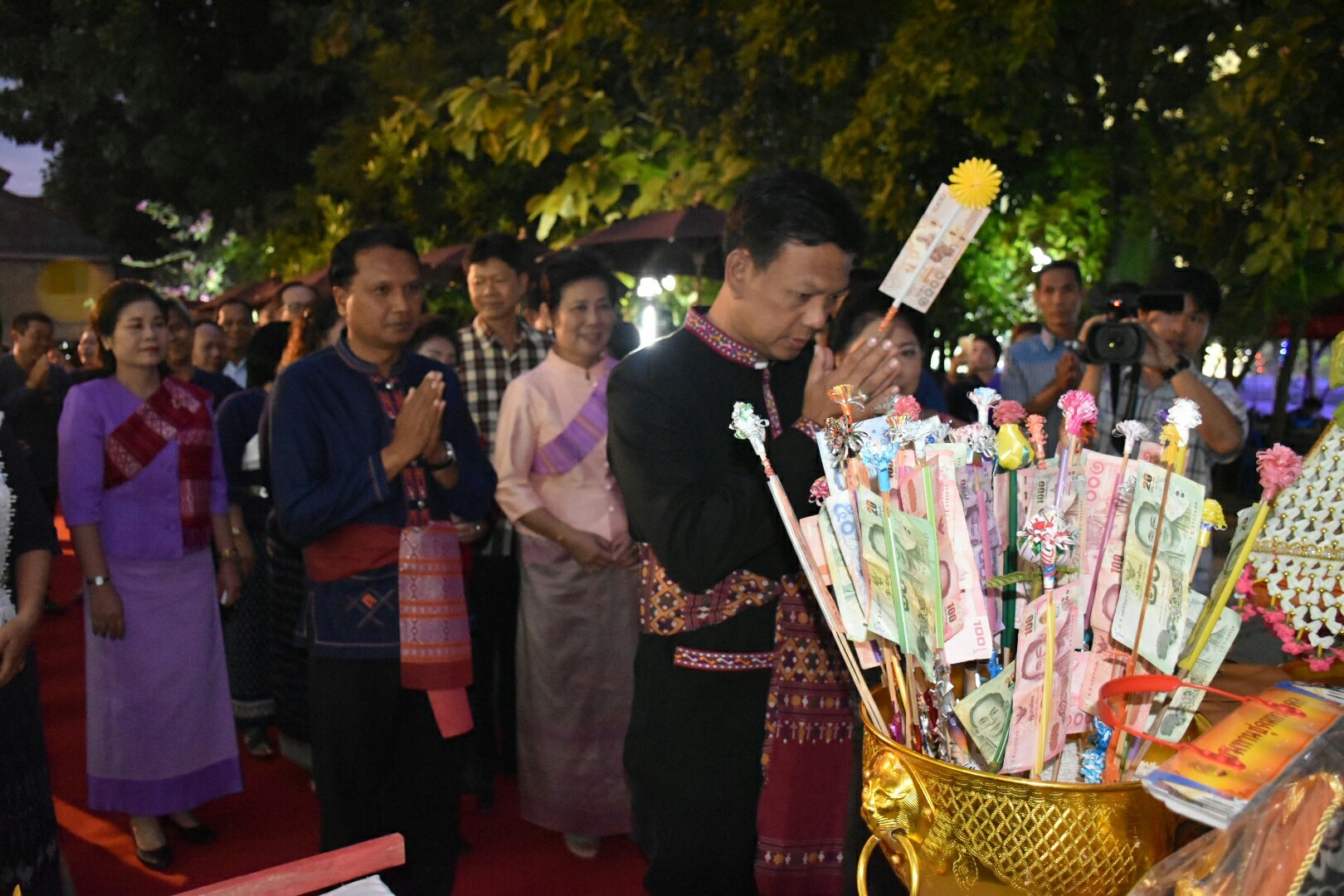 1 พฤศจิกายน 2560 นางบุญยิ่ง เทศน้อย พัฒนาการจังหวัดมหาสารคาม ร่วมงานแถลงข่าว “ล่องหุ่นเฮือไฟ ประเพณีไทญ้อ” ณ วัดสว่างวารี บ้านท่าขอนยาง ต.ท่าขอนยาง อ.กันทรวิชัย จังหวัดมหาสารคาม